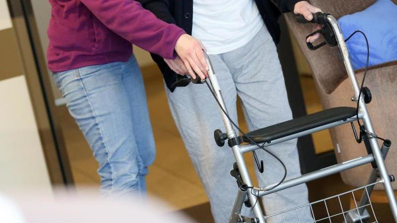 Barmer-Pflegereport 2018: Pflegende Angehörige oft überlastet Häusliche Pflege