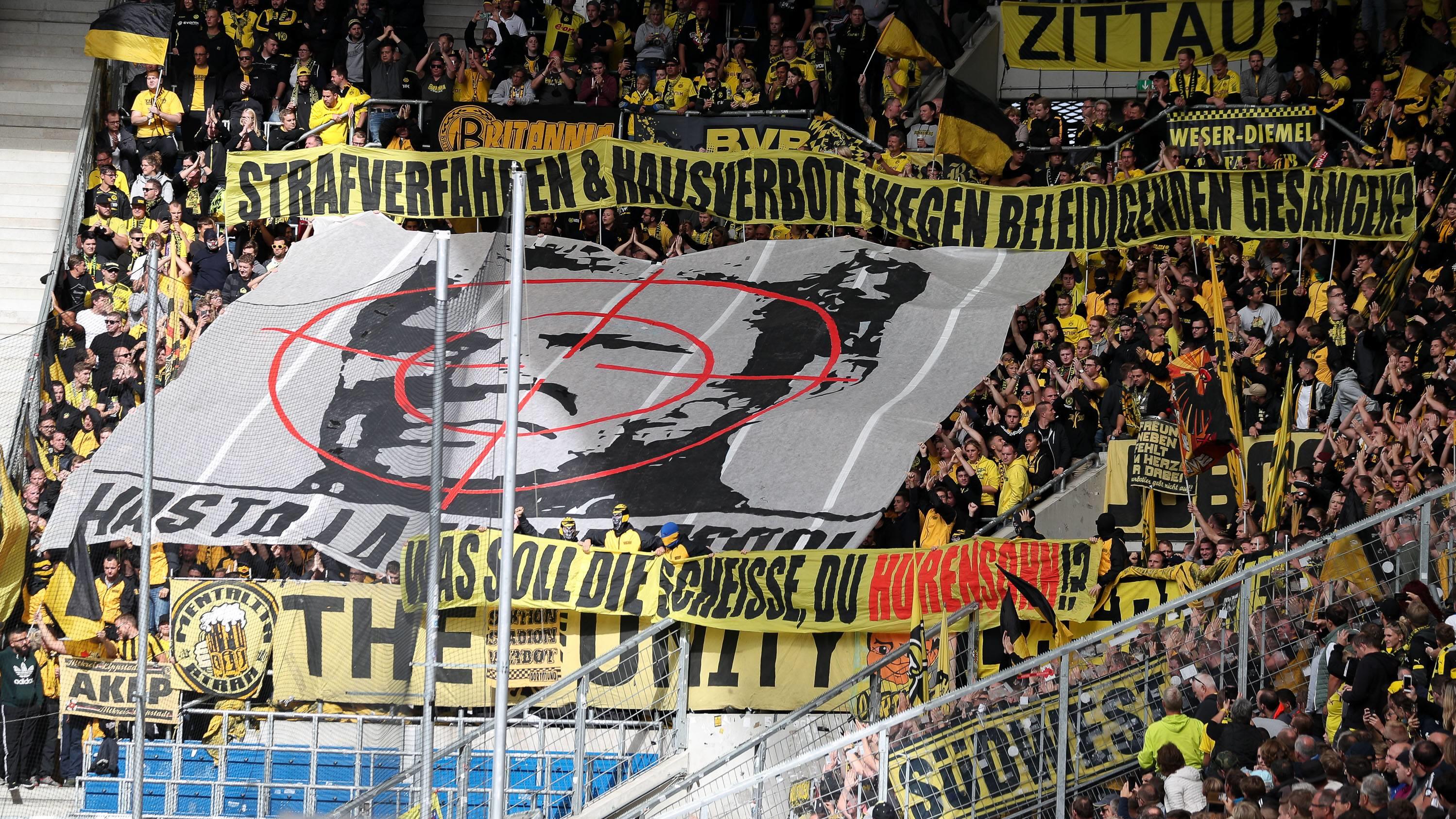 Fußball: BVB-Fans wüten gegen Hoffenheims Mäzen Dietmar Hopp Fans von Borussia Dortmund (BVB 09) präsentieren das umstrittene Plakat mit Dietmar Hopp im Fadenkreuz, Strafverfahren & Hausverbote wegen Beleidigenden Gesängen? Was soll die Scheiße, du Hurensohn!?, Beleidigung, Skandal, Fans, Publikum, Zuschauer,