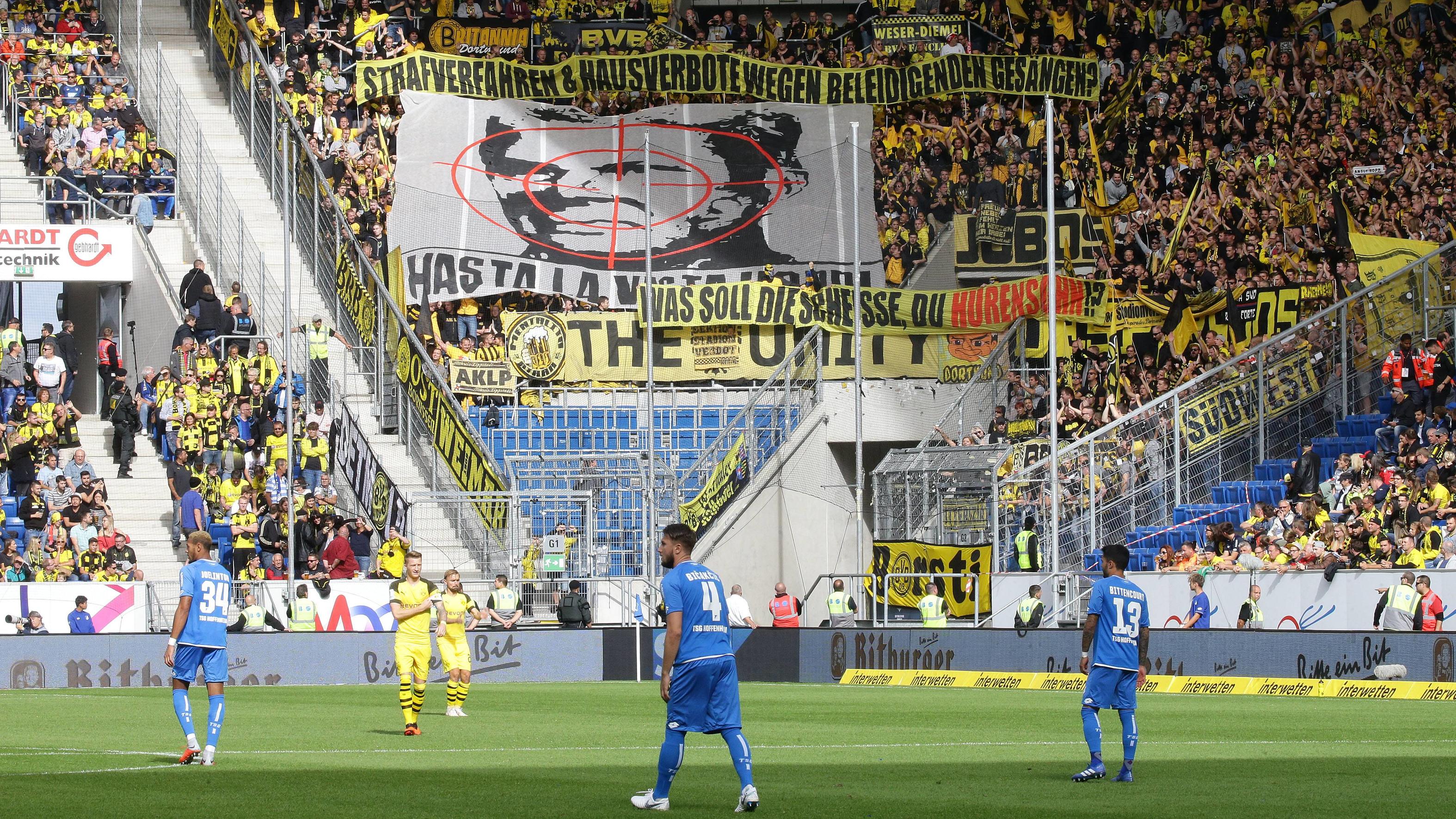 Fußball: BVB-Fans wüten gegen Hoffenheims Mäzen Dietmar Hopp Fußball Bundesliga 4. Spieltag Saison 2018/2019 , TSG 1899 Hoffenheim vs. Borussia Dortmund , Dortmunder Fans halten ein Plakat hoch mit Dietmar Hopp im Fadenkreuz DFL REGULATIONS PROHIBIT ANY USE OF PHOTOGRAPHS AS IMAGE SEQUENCES AND/OR QUASI-VIDEO.