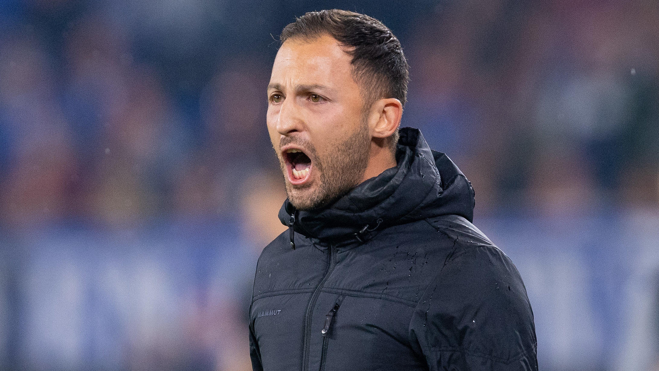 Bundesliga: Bayern wahrt weiße Weste - BVB punktet in Unterzahl 22.09.2018, Nordrhein-Westfalen, Gelsenkirchen: Fußball: Bundesliga, FC Schalke 04 - Bayern München, 4. Spieltag am 22.09.2018 in der Veltins-Arena. Schalkes Trainer Domenico Tedesco gibt Anweisungen an seine Spieler. Foto: Guido Kirchner/dpa - WICHT