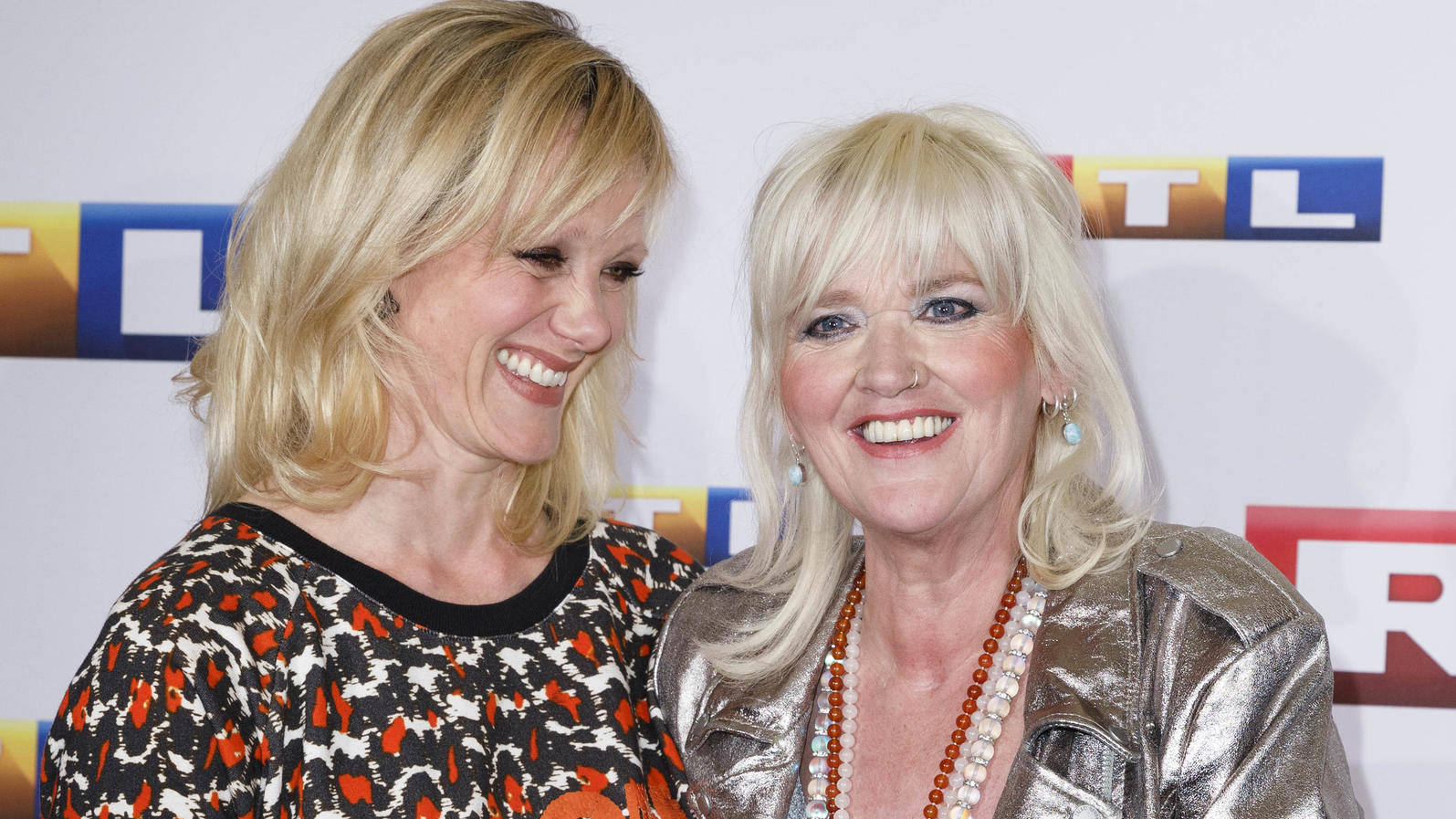 Emmy-Nominierung für Gaby-Köster-Film: Anna Schudt als beste Hauptdarstellerin Anna Schudt und Gaby Köster bei der Premiere des RTL Fernsehfilms 'Ein Schnupfen hätte auch gereicht' in der Astor Film Lounge im Residenz Kino. Köln, 11.04.2017