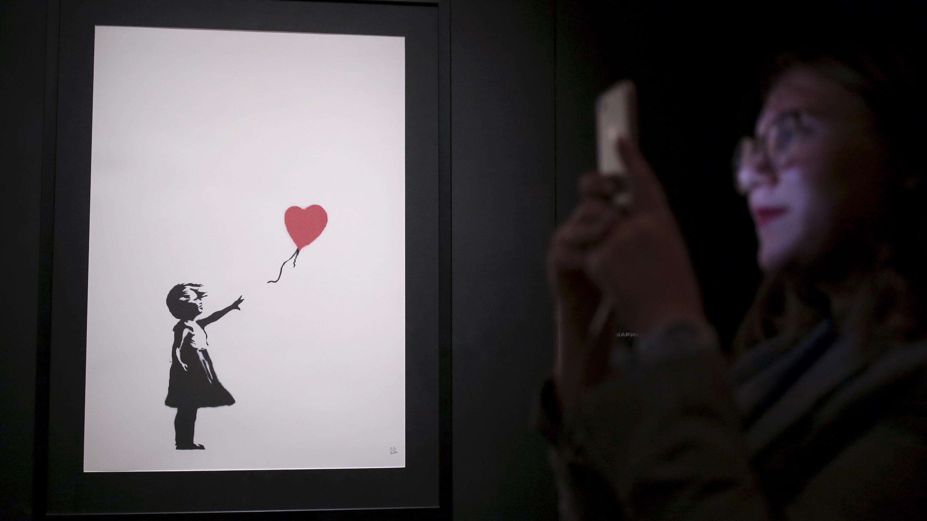 Banksy-Bild schreddert sich: Was sagt eigentlich die Käuferin dazu? Banksy-Kunstwerk "Girl with Balloon"