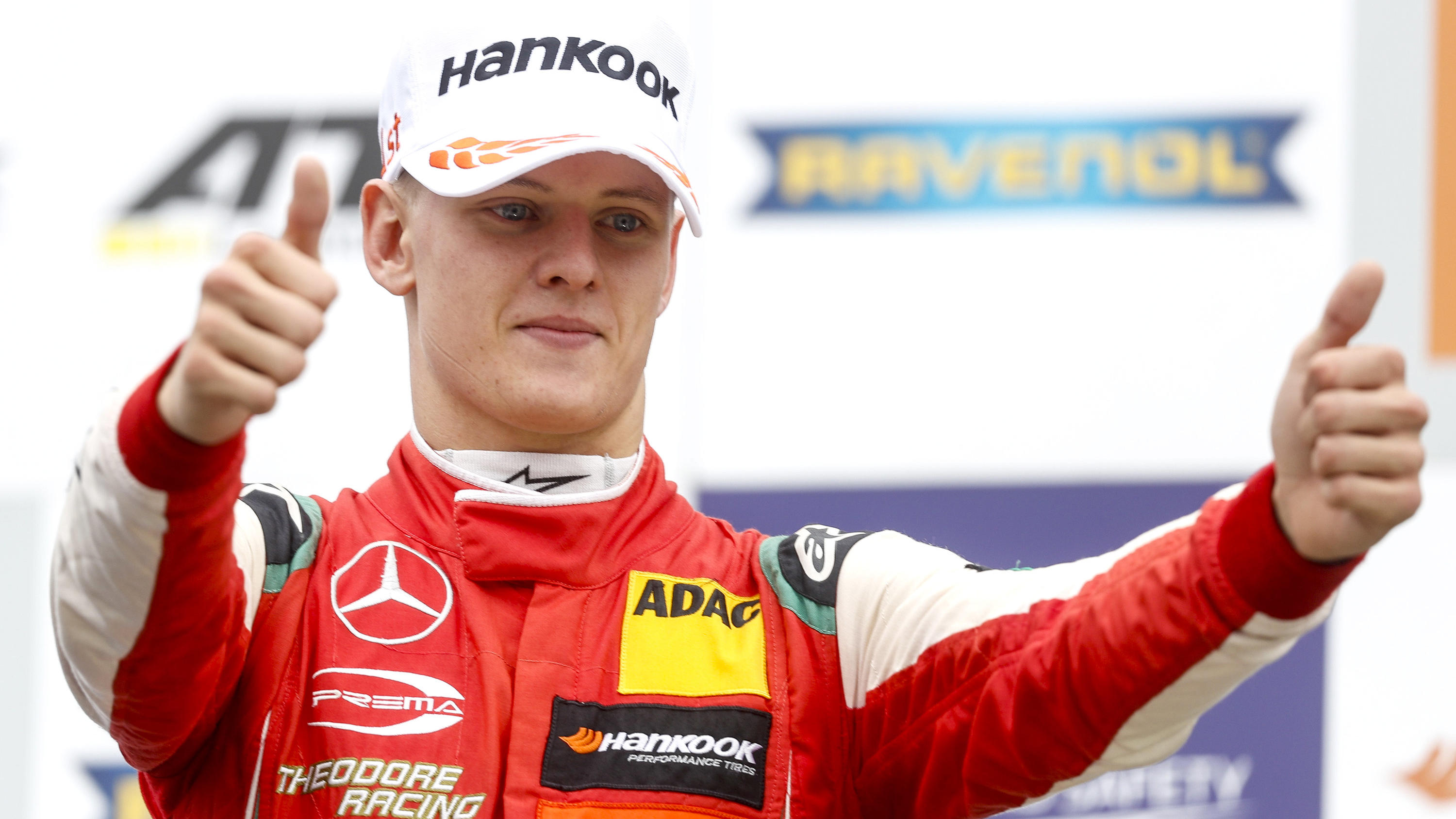 Mick Schumacher: Erster Titel in Sicht! Schafft er den Aufstieg in die Formel 1? ARCHIV - 23.09.2018, Österreich, Spielberg: 23.09.2018, Österreich, Spielberg: Motorsport Formel 3 Spielberg am Red Bull Ring: Mick Schumacher aus Deutschland vom Team Prema Theodore Racing hebt die Daumen auf dem Podium bei der Siegerehrung. (zu dp