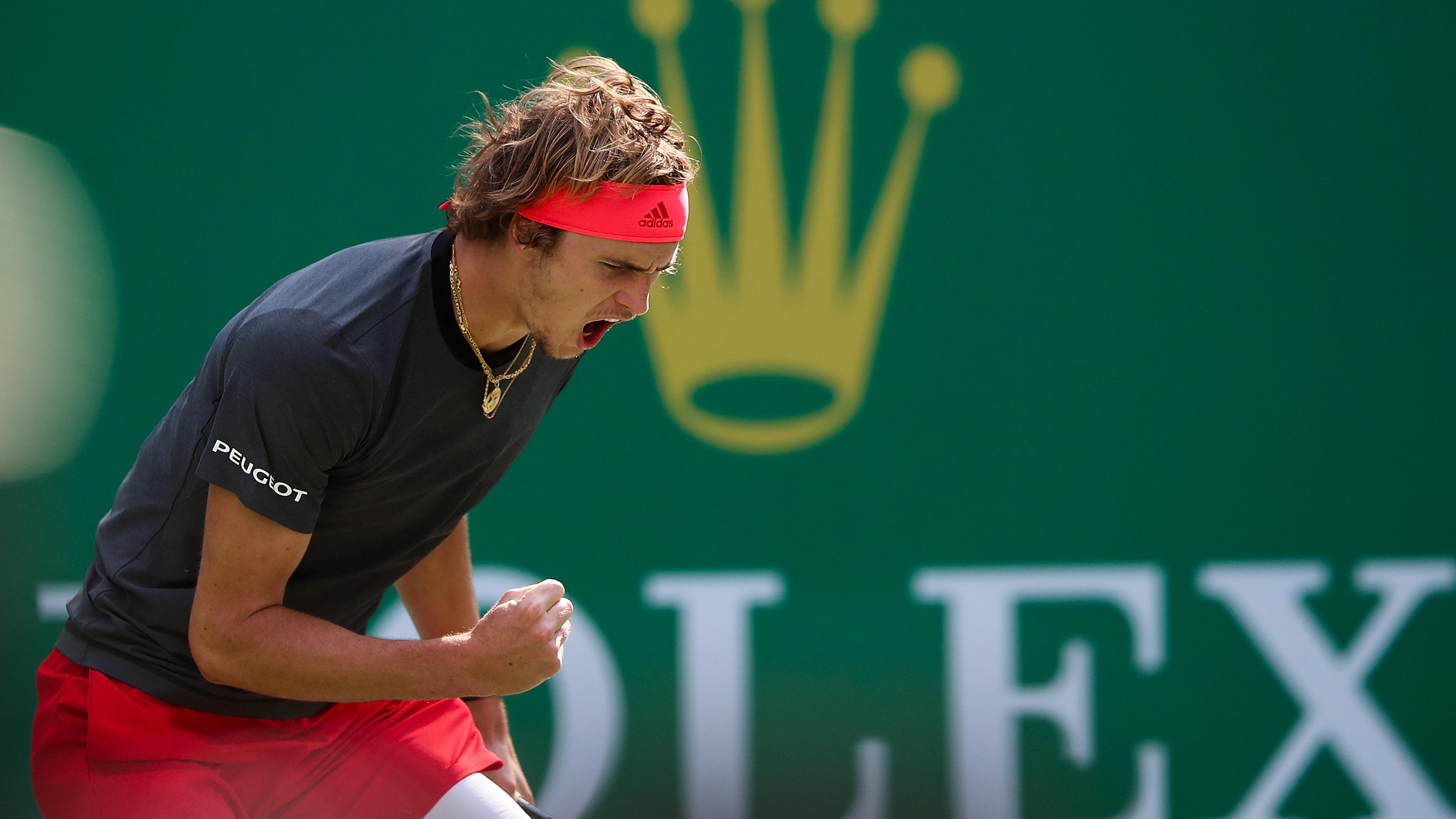 Schreihals Alexander Zverev schockiert Balljungen SHANGHAI, CHINA - OCTOBER 11: Alexander Zverev of Germany celebrates a point against Alex De Minaur of Australia during they third round of the 2018 Rolex Shanghai Masters on Day 5 at Qi Zhong Tennis Centre on October 11, 2018 in Shanghai, China.