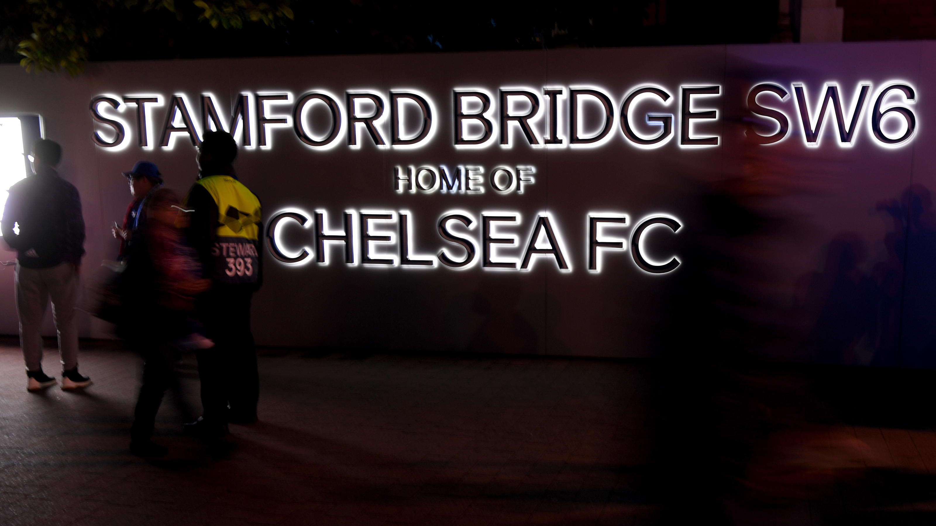 Kampf gegen Antisemitismus: Auschwitz-Reisen für unverbesserliche Chelsea-Fans LONDON, ENGLAND - OCTOBER 04: General view outside the stadium as fans arrive prior to the UEFA Europa League Group L match between Chelsea and Vidi FC at Stamford Bridge on October 4, 2018 in London, United Kingdom. (Photo by Mike Hewitt/Getty Ima