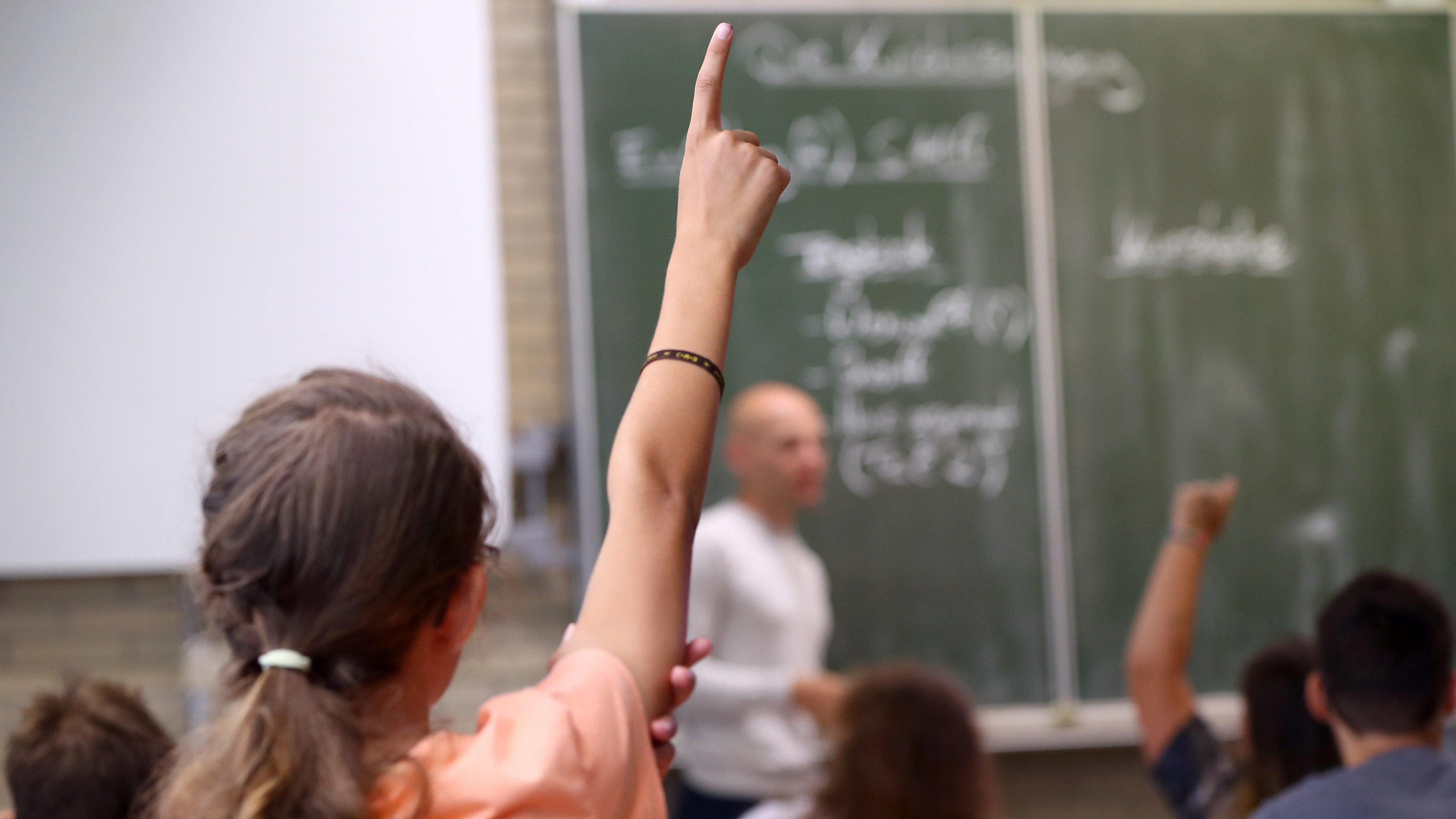 Neues Internetportal: Schüler können jetzt AfD-kritische Lehrer melden ARCHIV - 19.07.2017, Bayern, Aschaffenburg: Eine Schülerin der fünften Klass hebt im Unterricht den Finger. (zu dpa "Welle der Empörung über AfD-«Pranger» - Länder prüfen Vorgehen" am 11.10.2018) Foto: Daniel Karmann/dpa +++ dpa-Bildfunk +++