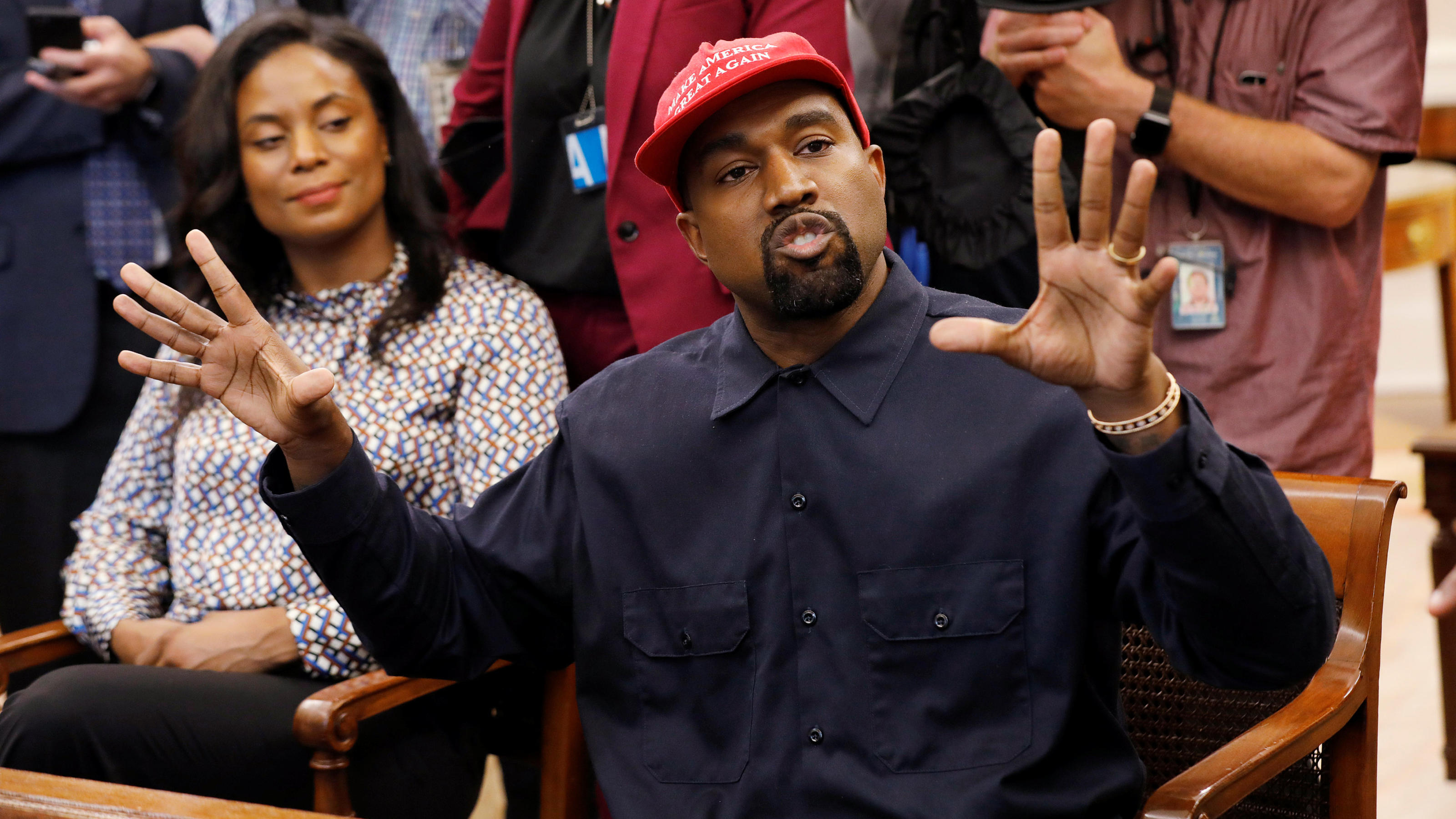 Kanye West macht Donald Trump im Weißen Haus eine Liebeserklärung Rapper Kanye West speaks as he sits next to Monique Brown (L), wife of NFL Hall of Fame player Jim Brown, during a meeting with U.S. President Donald Trump in the Oval Office at the White House in Washington, U.S., October 11, 2018. REUTERS/Kevin Lam