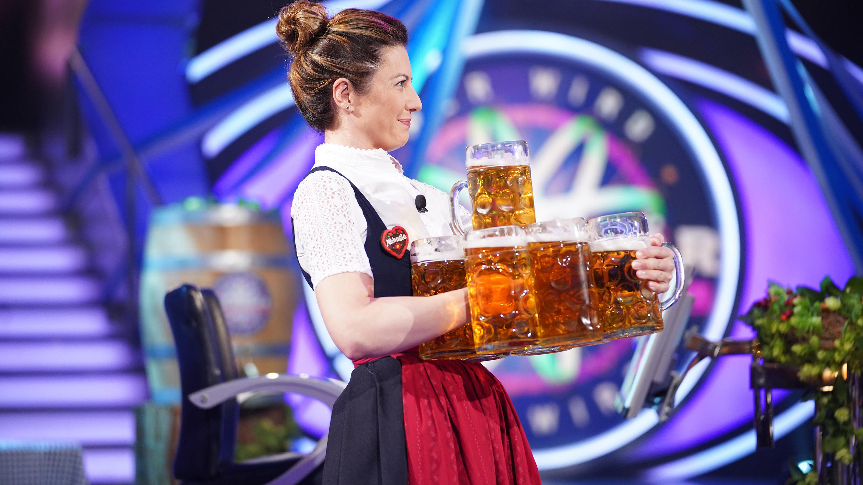 "Wer wird Millionär?": Wiesn-Bedienung Michaela Maier gewinnt beim "Oktoberfest-Special" 500.000 Euro "Wer wird Millionär?"-Kandidatin Michaela Maier zeigt, wie man Maßkrüge richtig stemmt