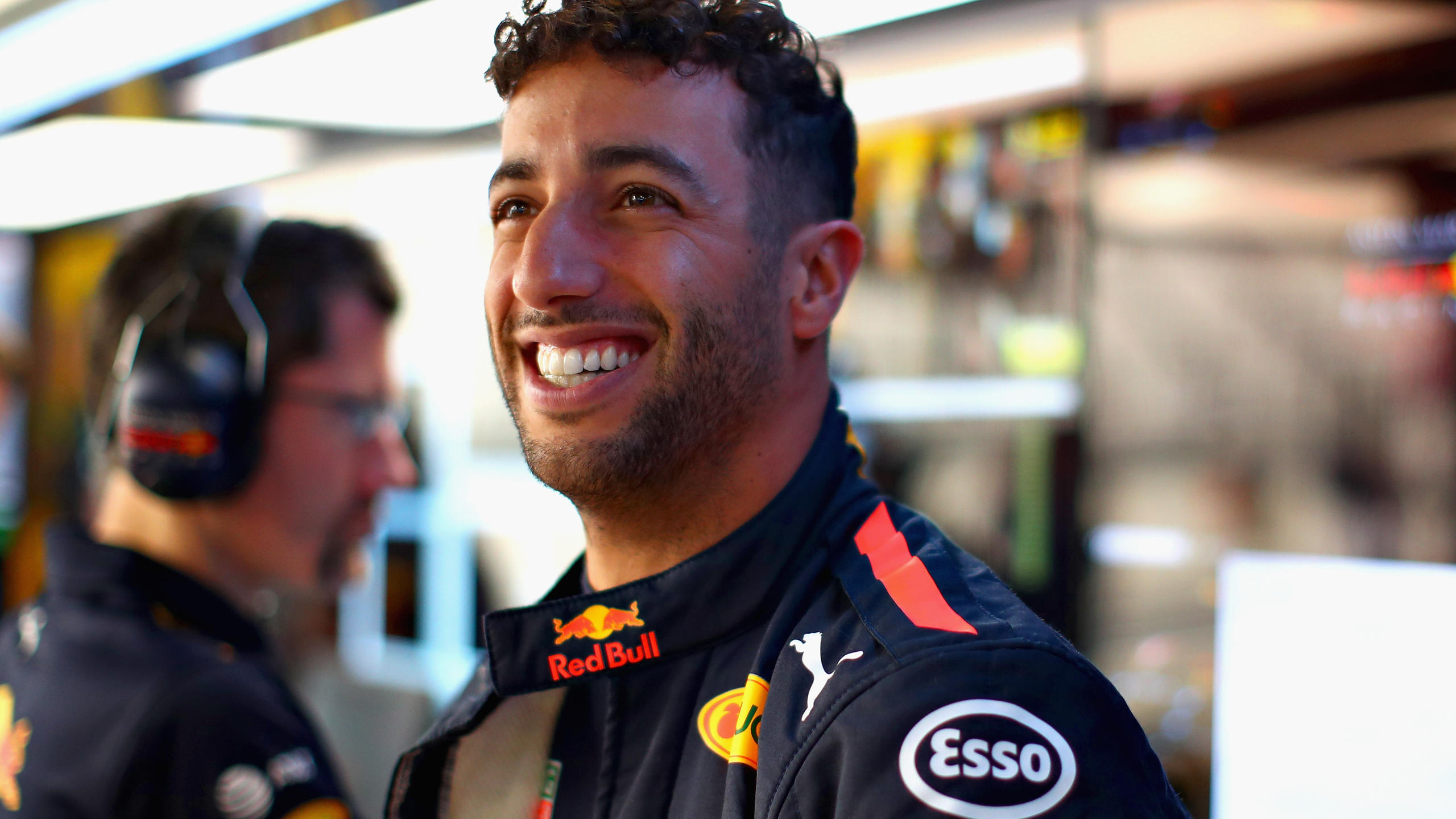 Daniel Ricciardo trifft von der Mittellinie und flippt aus SUZUKA, JAPAN - OCTOBER 05: Daniel Ricciardo of Australia and Red Bull Racing prepares to drive in the garage during practice for the Formula One Grand Prix of Japan at Suzuka Circuit on October 5, 2018 in Suzuka. (Photo by Mark Thompson/Getty Imag