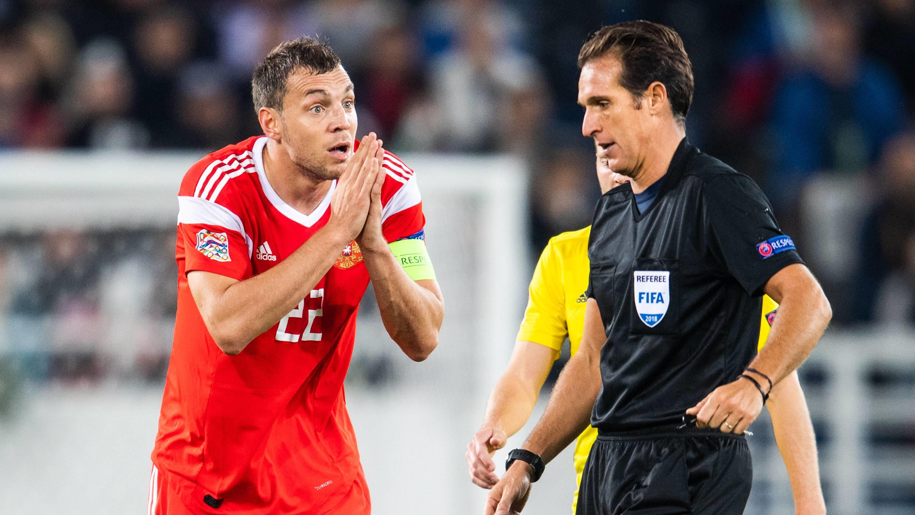 Anstoß-Panne bei Länderspiel: Zeitzonen-Chaos bei der UEFA Fußball, Nations League, Russland - Schweden 181011 Artem Dzyuba of Russia reacts against referee Luca Banti during the Nations League match between Russia and Sweden on October 11, 2018 in Kaliningrad. Photo: Petter Arvidson / BILDBYRAN / kod PA / 9