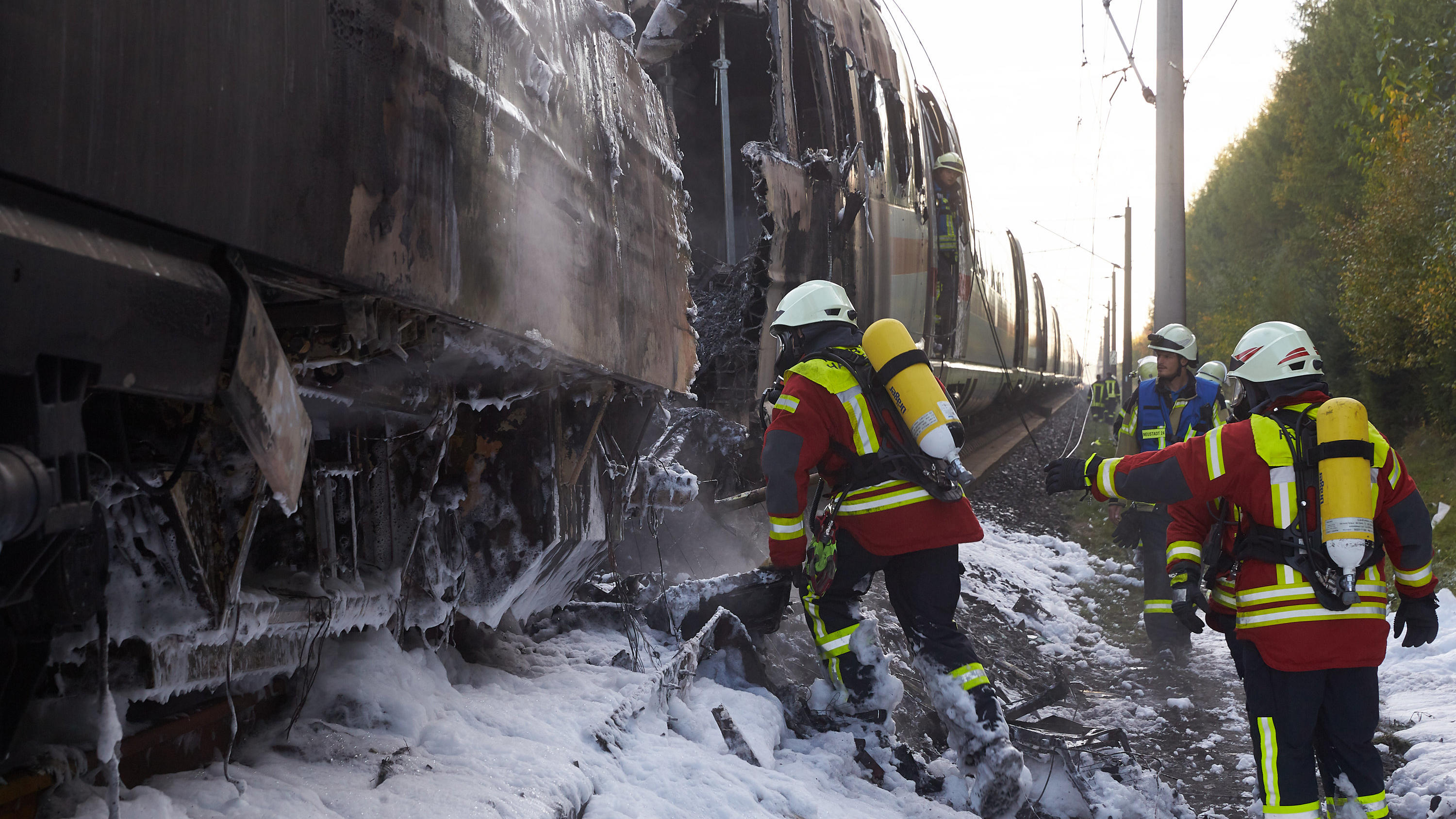 ICE zwischen Köln und Frankfurt in Brand geraten - 510 Fahrgäste gerettet Seit Freitagmorgen laufen Löscharbeiten.