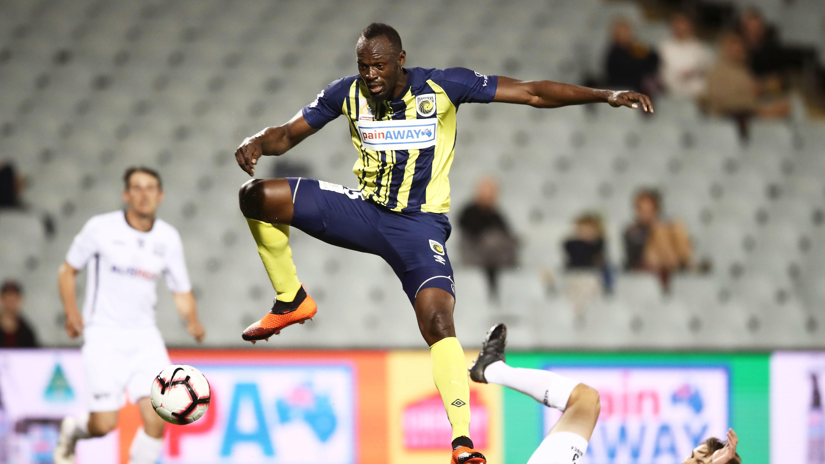 Legt los wie die Feuerwehr: Bolt mit Doppelpack bei Startelf-Debüt SYDNEY, AUSTRALIA - OCTOBER 12: Usain Bolt of the Mariners is challenged by Tom Whiteside of Macarthur South West United during the pre-season friendly match between the Central Coast Mariners and Macarthur South West United at Campbelltown Sports S