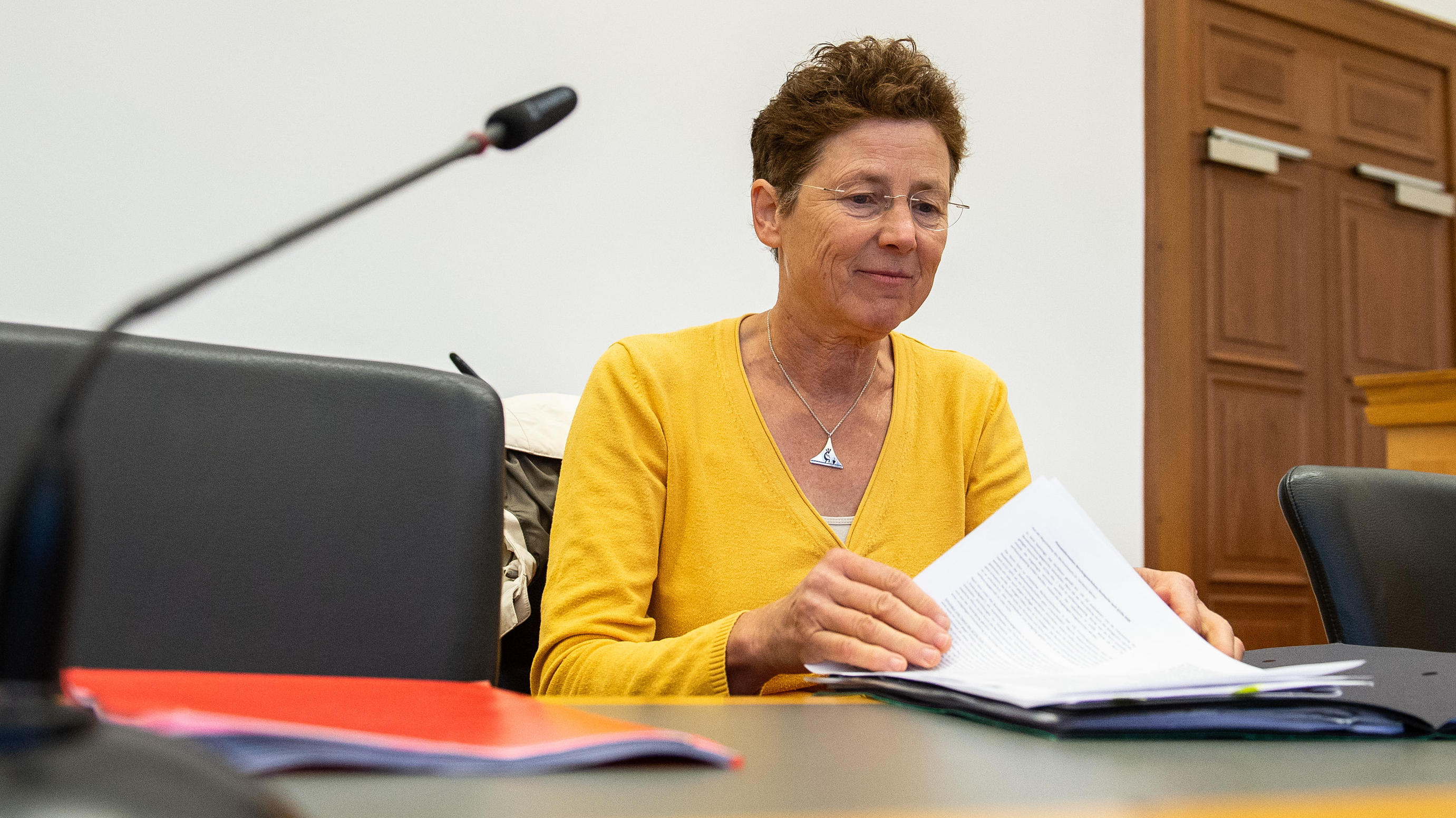 Streit um Abtreibungsparagraf 219a: Ärztin scheitert erneut vor Gericht 12.10.2018, Hessen, Gießen: Die Gießener Ärztin Kristina Hänel sitzt vor Beginn des Berufungsprozesses im Gerichtssaal. Die Medizinerin soll auf ihrer Webseite Abtreibung als Leistung angeboten haben. In erster Instanz hatte sie das Amtsgericht Gieße