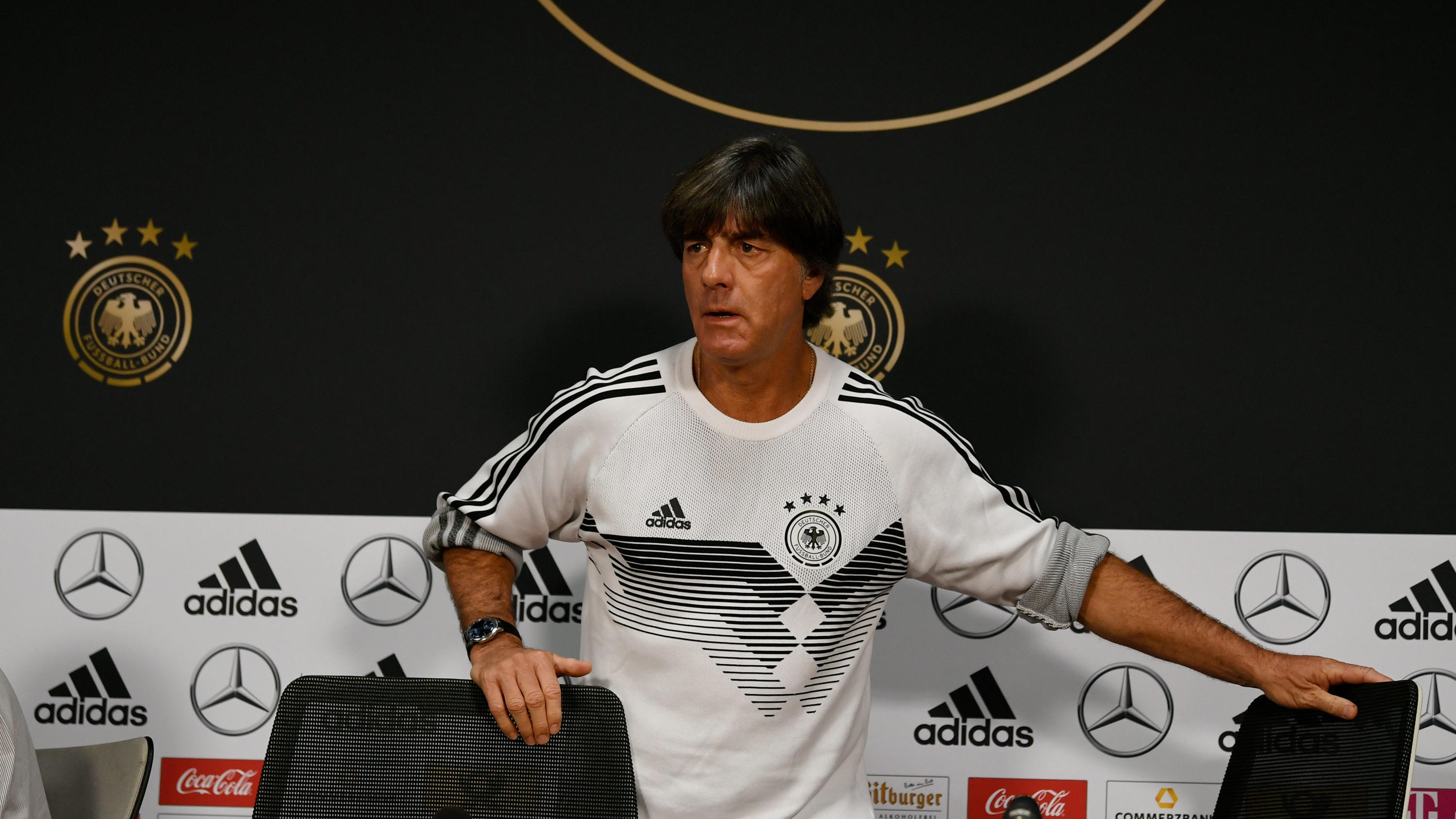 Bundestrainer Joachim Löw kontert lässig die Ballack-Kritik 21.04.2017, Niederlande, Amsterdam: Bundestrainer Joachim Löw kommt zur der Pressekonferenz in die Johan-Cruyff-Arena. Die Nationalmannschaft von Deutschland spielt am kommenden Samstag im Nations-League-Spiel gegen die Niederlande. Foto: Ina Fassben