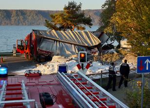 Bei einem Unfall in Sipplingen ist eine Bahn mit einem Lkw zusammengestoßen. Bahn rammt Lkw-Auflieger: 17 Verletzte