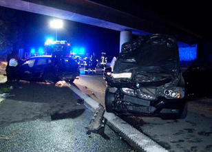 Auf der Autobahn 33 ist es zu einem schweren Verkehrsunfall gekommen. Crash beim Überholen auf A33