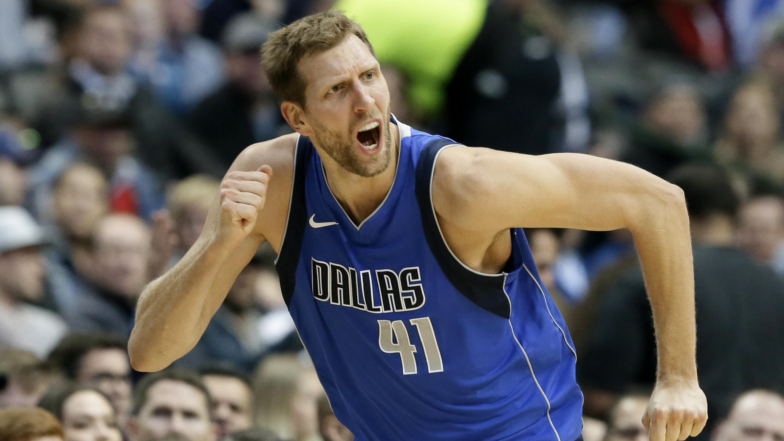 Der Rekordmann Dirk Nowitzki und die Rasselbande in der NBA ARCHIV - 18.11.2017, USA, Dallas: Basketball: NBA, Dallas Mavericks - Milwaukee Bucks. Der Deutsche Dirk Nowitzki von den Dallas Mavericks ruft zum Schiedsrichter, um ein Foul einzufordern. (zu dpa-Meldung: «Nowitzki: Bessere Jugendarbeit Grund für v