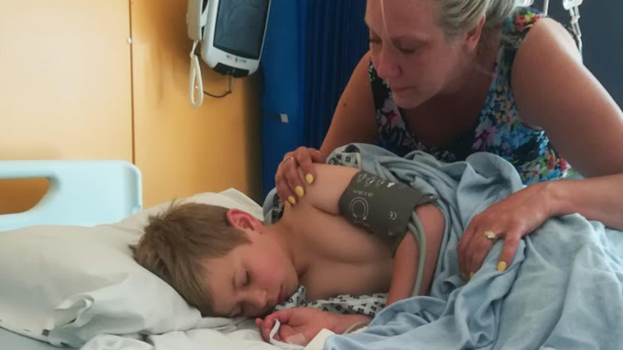 Hirnstörung durch Bakterien: Junge (8) wird zum "Dämon" William Hewlett und seine Mutter Johanne bei einer Untersuchung im Krankenhaus