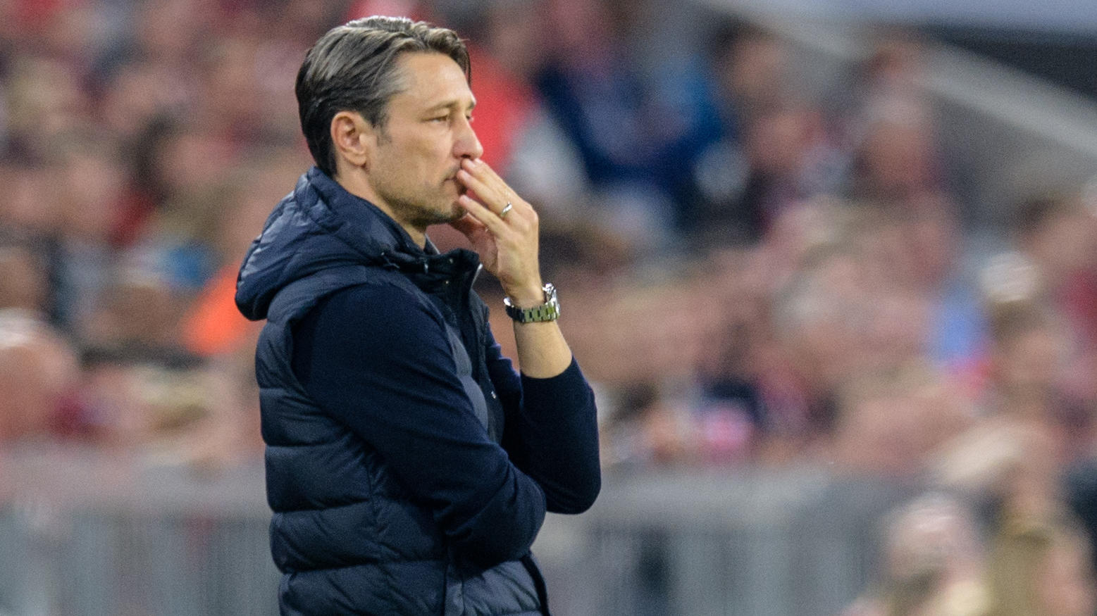 Endet gegen Wolfsburg die Bayern-Krise? München-Trainer Kovac sucht nach dem Quäntchen Glück ARCHIV - 06.10.2018, Bayern, München: Fußball: Bundesliga, Bayern München - Borussia Mönchengladbach, 7. Spieltag in der Allianz Arena. Niko Kovac, Trainer vom FC Bayern München, beobachtet das Spiel. (zu dpa «Kovac unter Druck - Bayern brauchen «Lei