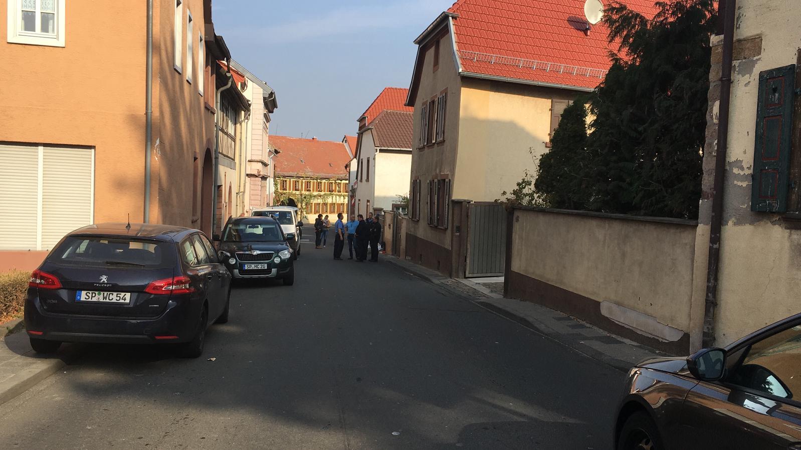 Polizeieinsatz: Zwei Tote bei Schießerei in Kirchheim - zwei Beamte schwer verletzt Schüsse in Kirchheim in Rheinland-Pfalz. Zwei Menschen tot. Zwei Polizisten sind schwer verletzt.