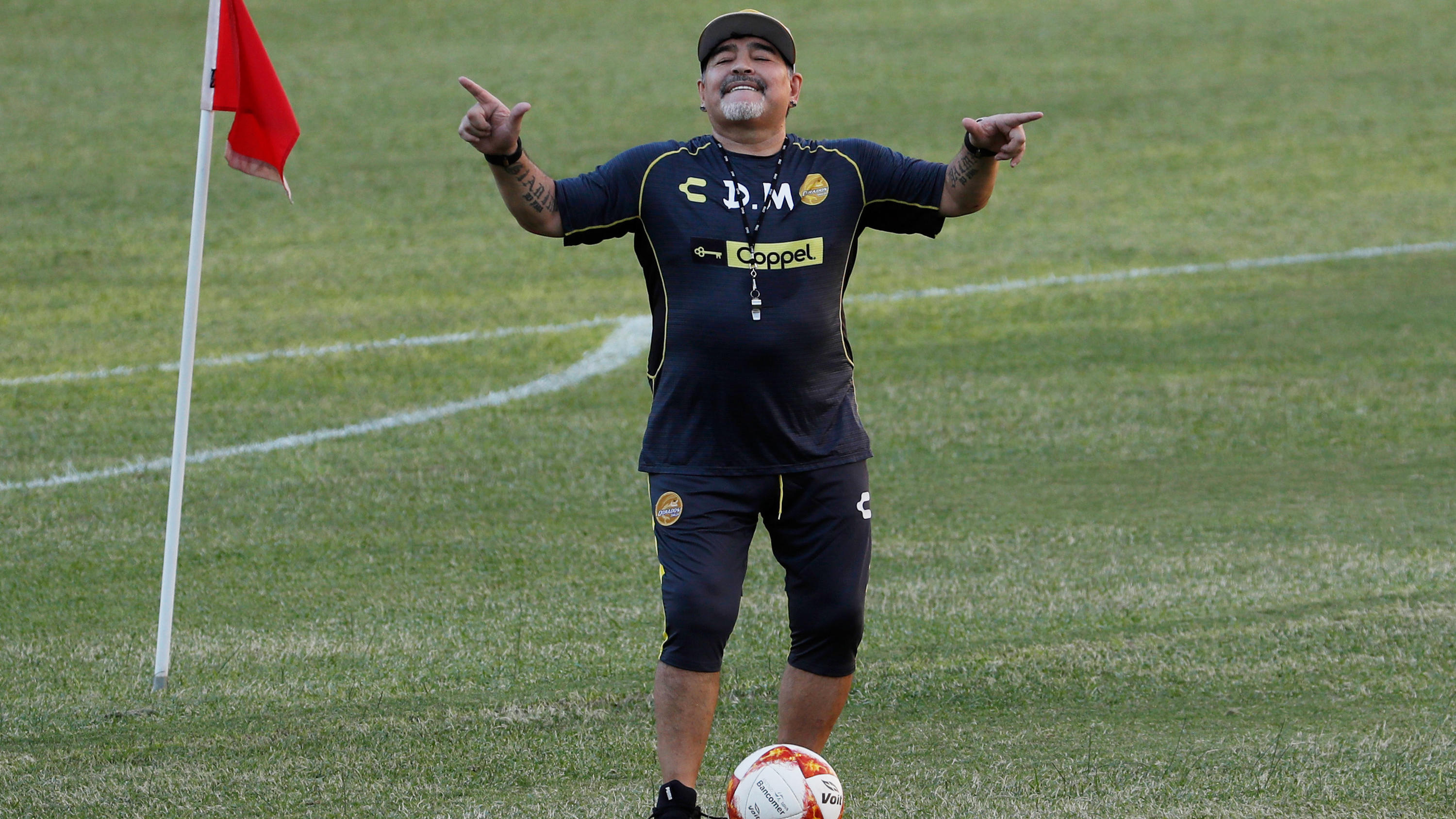 Wahnsinn! Diego Maradona mit nächstem Eklat ARCHIV - 10.09.2018, Mexiko, Culiacan: Argentiniens Fußball-Legende Diego Maradona tanzt im Dorados de Sinaloa Stadion, nachdem er als neuer Trainer des Fußball-Zweitligisten Dorados de Sinaloa vorgestellt wurde. (zu dpa:"Arzt: Diego Maradona braucht