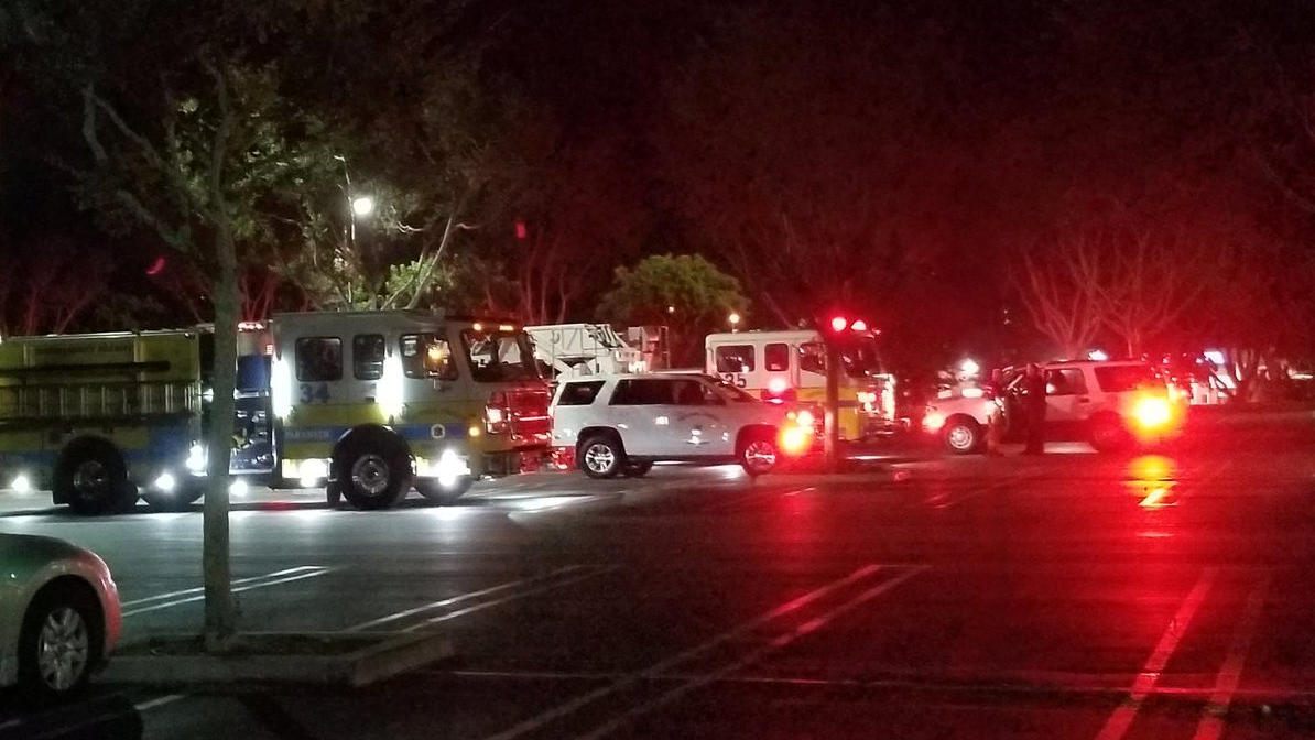 Blutbad in US-Bar mit 13 Toten: Mutmaßlicher Täter Ian Long (†28) war ein Ex-Soldat First responders are seen outside Borderline Bar and Grill in Thousand Oaks, California, U.S. November 7, 2018 in this image obtained from social media on November 8, 2018. Thomas Gorden/via REUTERS ATTENTION EDITORS - THIS IMAGE HAS BEEN SUPPLIED B