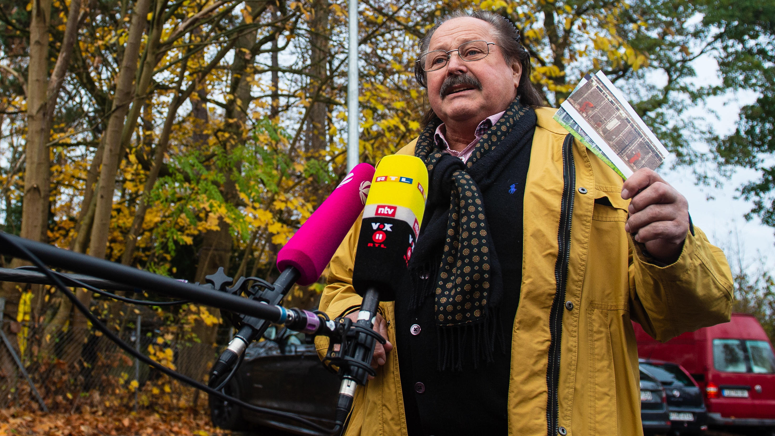 Gericht entscheidet: Schimpanse Robby darf im Zirkus und unter Menschen bleiben iedersachsen, Lüneburg: Klaus Köhler, Zirkusdirektor, gibt vor dem Oberverwaltungsgericht Lüneburg ein Interview.