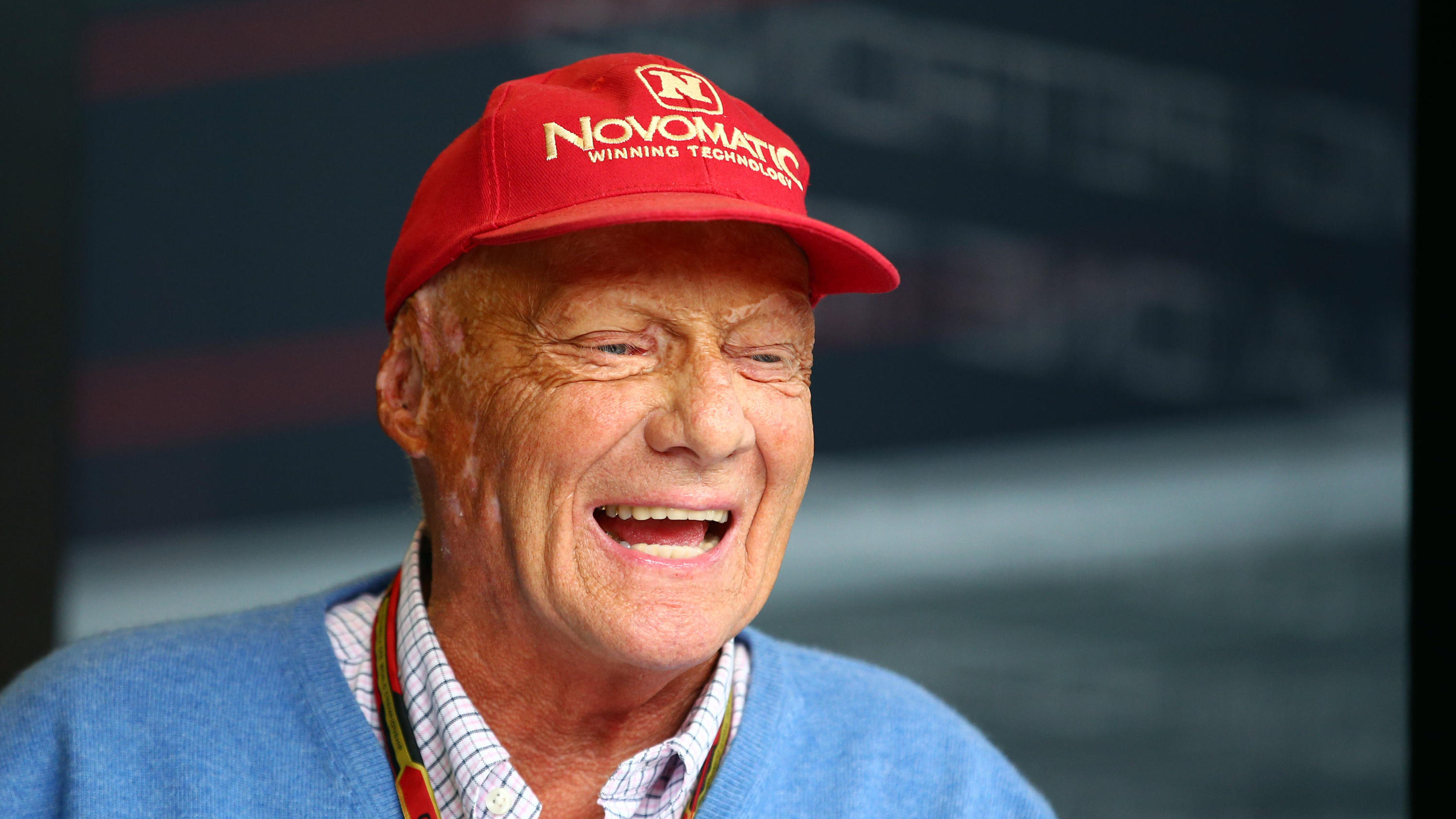 Bernie Ecclestone verrät: Niki Lauda will beim Saisonfinale überraschen ARCHIV - 20.07.2014, Baden-Württemberg, Hockenheim: Der österreichische ehemalige Formel-1-Rennfahrer Niki Lauda lacht vor dem Start zum Großen Preis von Deutschland auf dem Hockenheimring. Knapp drei Monate nach seiner Lungentransplantation hat der