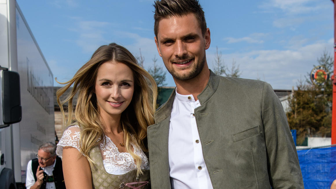Sven Ulreich: FC-Bayern-Keeper ist wieder Papa und verrät gleich den Namen Lisa und Sven Ulreich auf dem Münchner Oktoberfest 2018.
