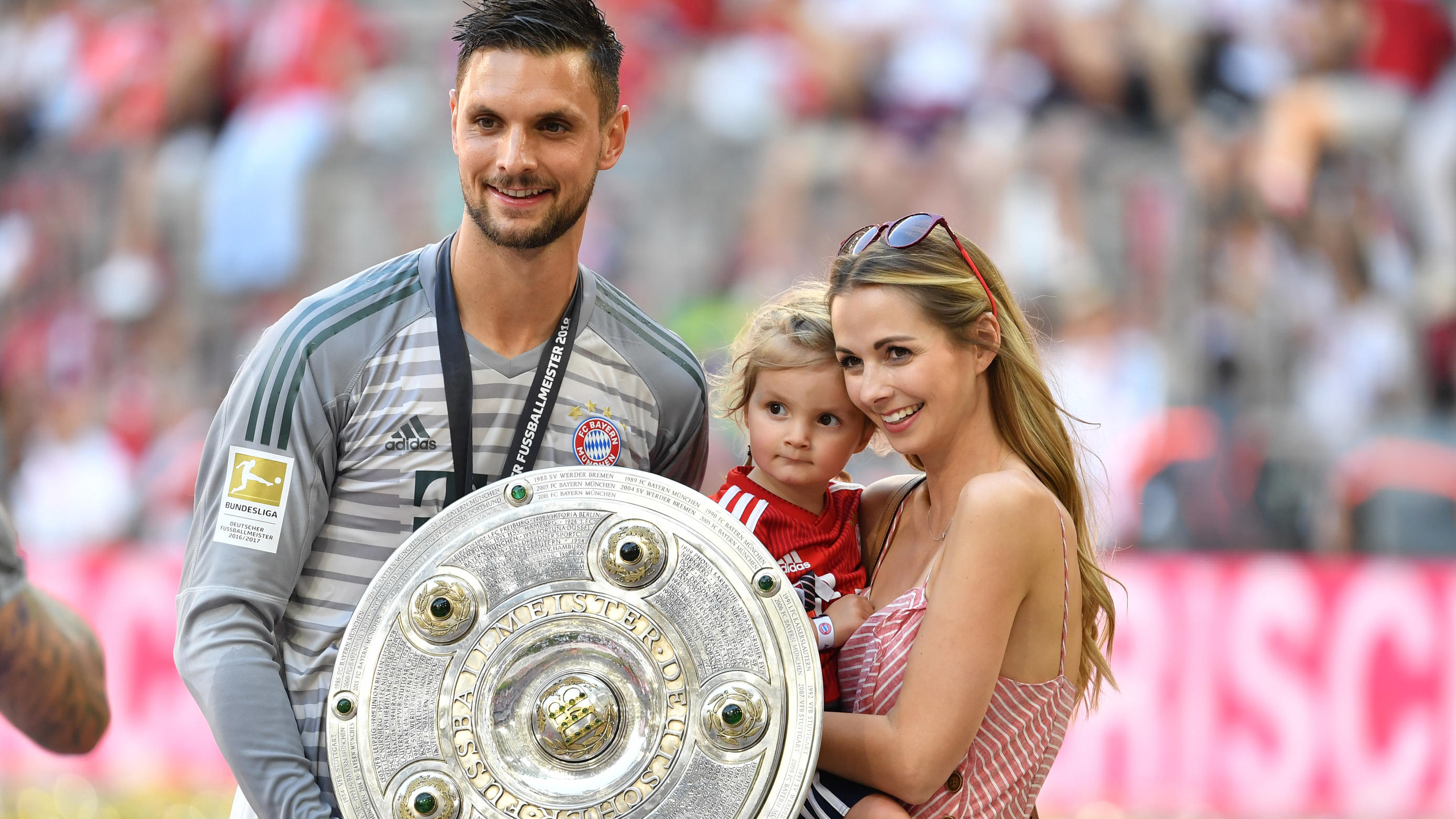 Sven Ulreich: FC-Bayern-Keeper ist wieder Papa und verrät gleich den Namen Sven und Lisa Ulreich mit Töchterchen Marisa.