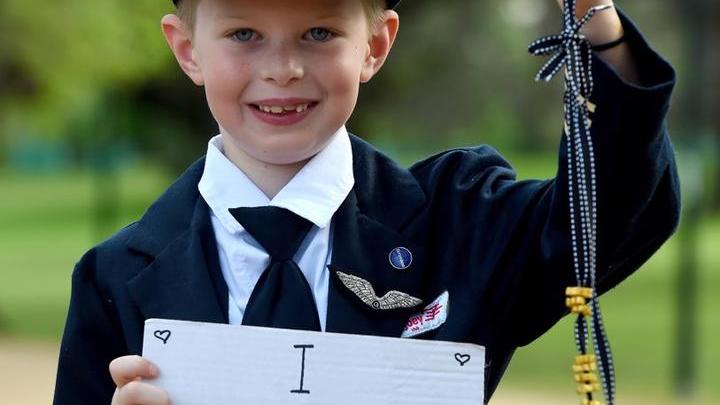 Herzogin Meghan sei Dank! Gavin (6) verkauft jetzt seine Nudelketten Gavin Hazelwood mit seiner Nudelketten-Kreation für Meghan Markle.