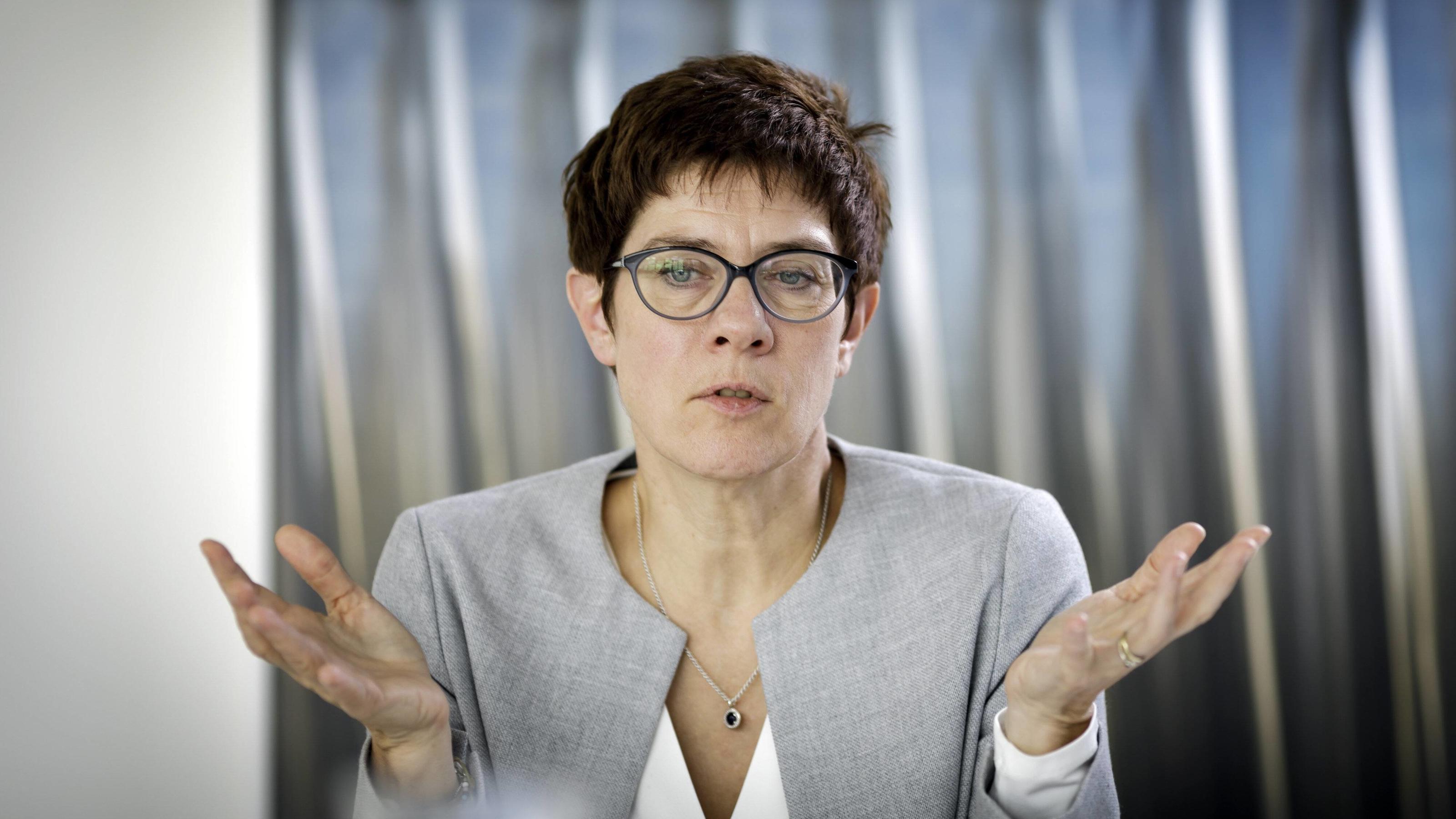 Annegret Kramp-Karrenbauer: Straffällige Asylbewerber dürfen nie wieder nach Europa Interview mit Annegret Kramp-Karrenbauer, CDU Generalsekretaerin, in ihrem Buero im Konrad-Adenauer-Haus. Berlin, 27.09.2018, Berlin Deutschland *** Interview with Annegret Kramp Karrenbauer CDU secretary general in her office at Konrad Adenauer Haus