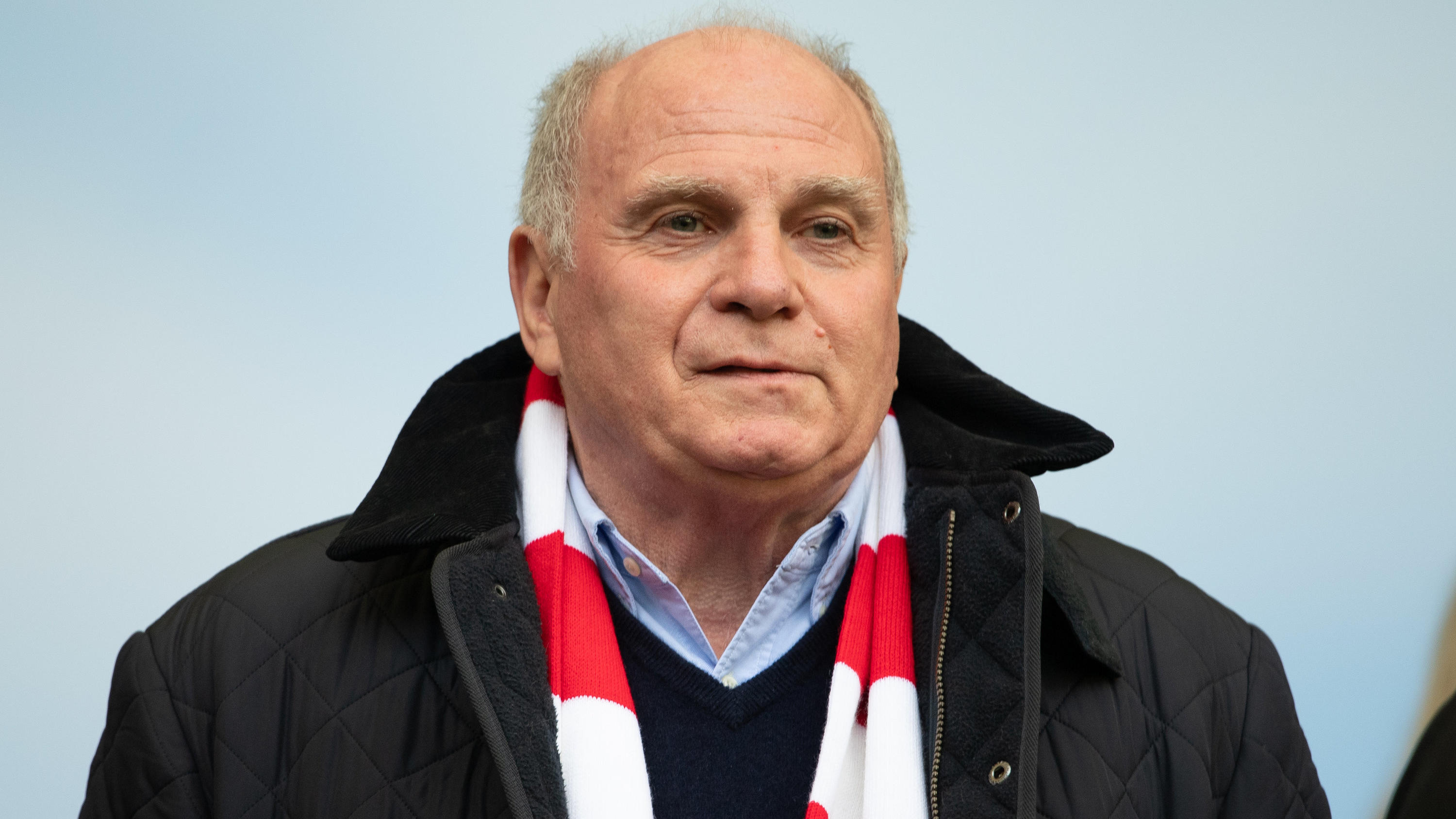 Uli Hoeneß spricht vom Abschied und träumt von Kylian Mbappé ARCHIV - 20.10.2018, Niedersachsen, Wolfsburg: Fußball: Bundesliga, 8. Spieltag, VfL Wolfsburg - FC Bayern München in der Volkswagen-Arena. Uli Hoeneß, Präsident des FC Bayern, steht im Stadion. (zu dpa «Tiefstapeln mit Kalkül - Hoeneß: Bayern als «A