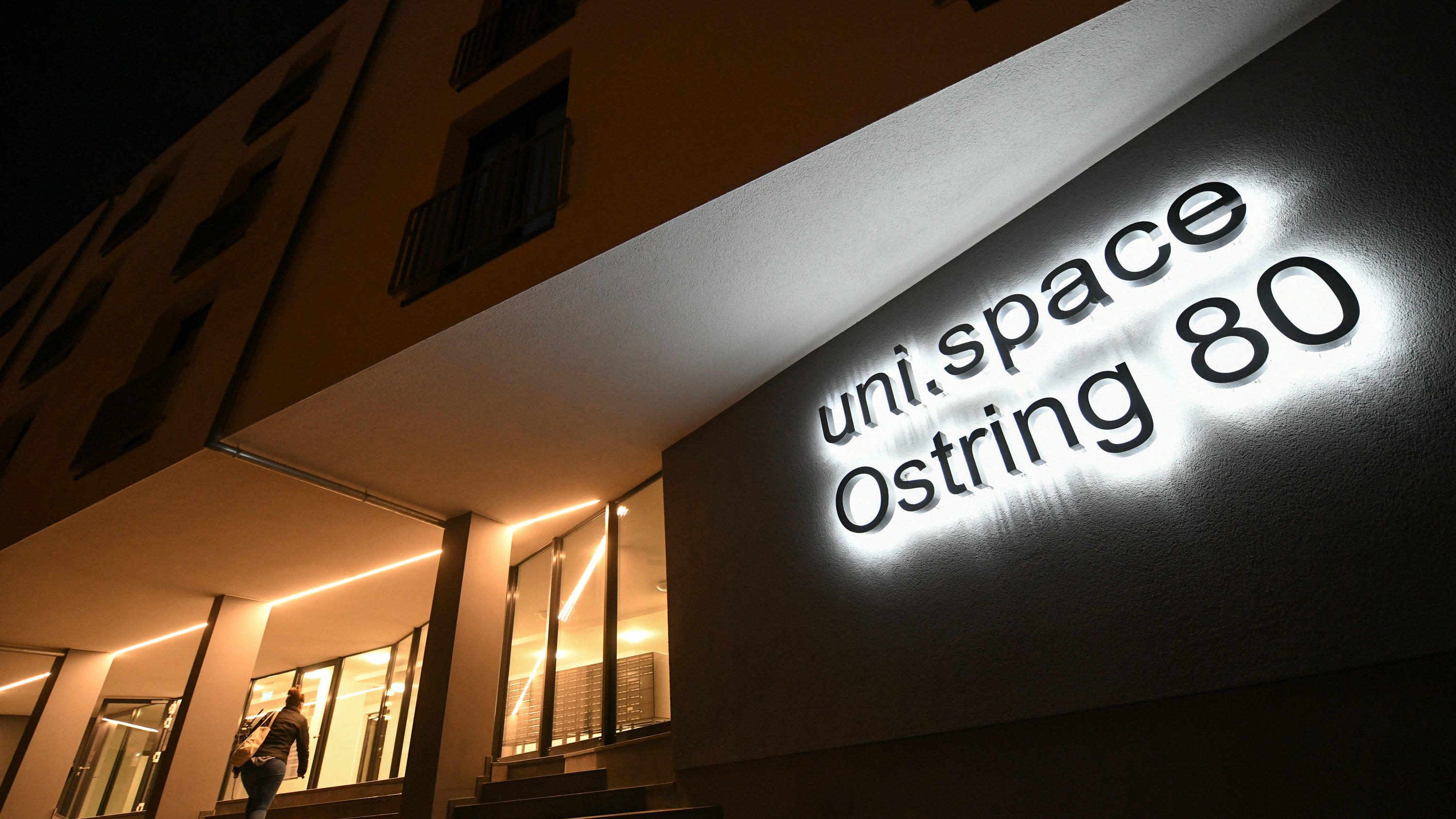 Schrecklicher Fund in Kassel: Zwei Tote in Studentenheim entdeckt 08.11.2018, Hessen, Kassel: Eine Frau betritt das Studentenwohnheim, in dem die Leichen einer jungen Frau und eines Mannes entdeckt wurden. Die Hintergründe des Todes seien noch völlig unklar, sagte ein Polizeisprecher. Ein Gewaltverbrechen schließt
