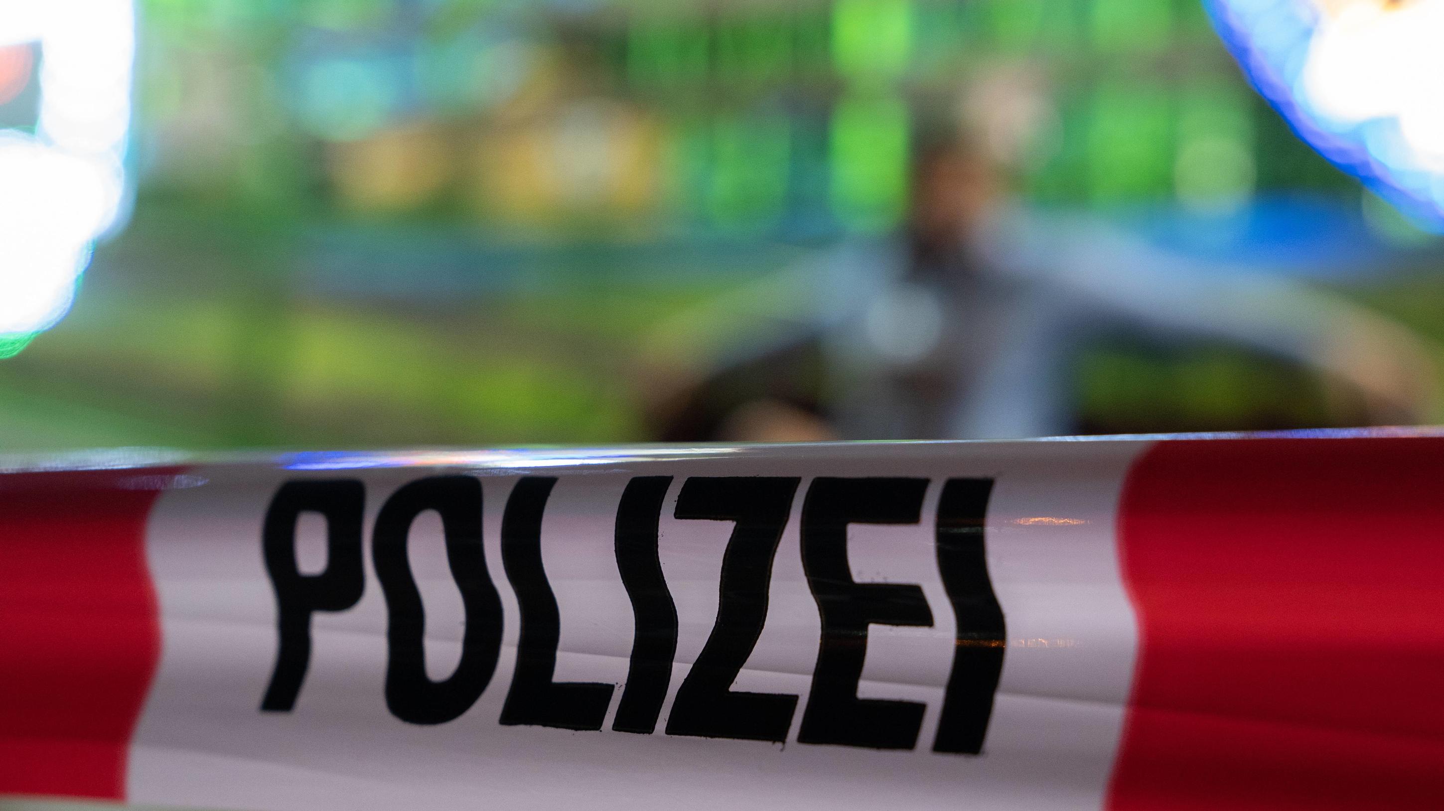 Tragisches Unglück in Halle: Schulschwänzerin (15) stürzt von Balkon in den Tod Bei Testfahrten der Achterbahn Alpen Coaster wird ein Arbeiter von der Gondel überfahren und verstirbt am Unfallort - Winterdom 2018 - Polizeiabsperrband vor der Achterbahn;Tödlicher Unfall beim Aufbau zum Hamburger Dom - Arbeitsunfall, Hamburg Hambu