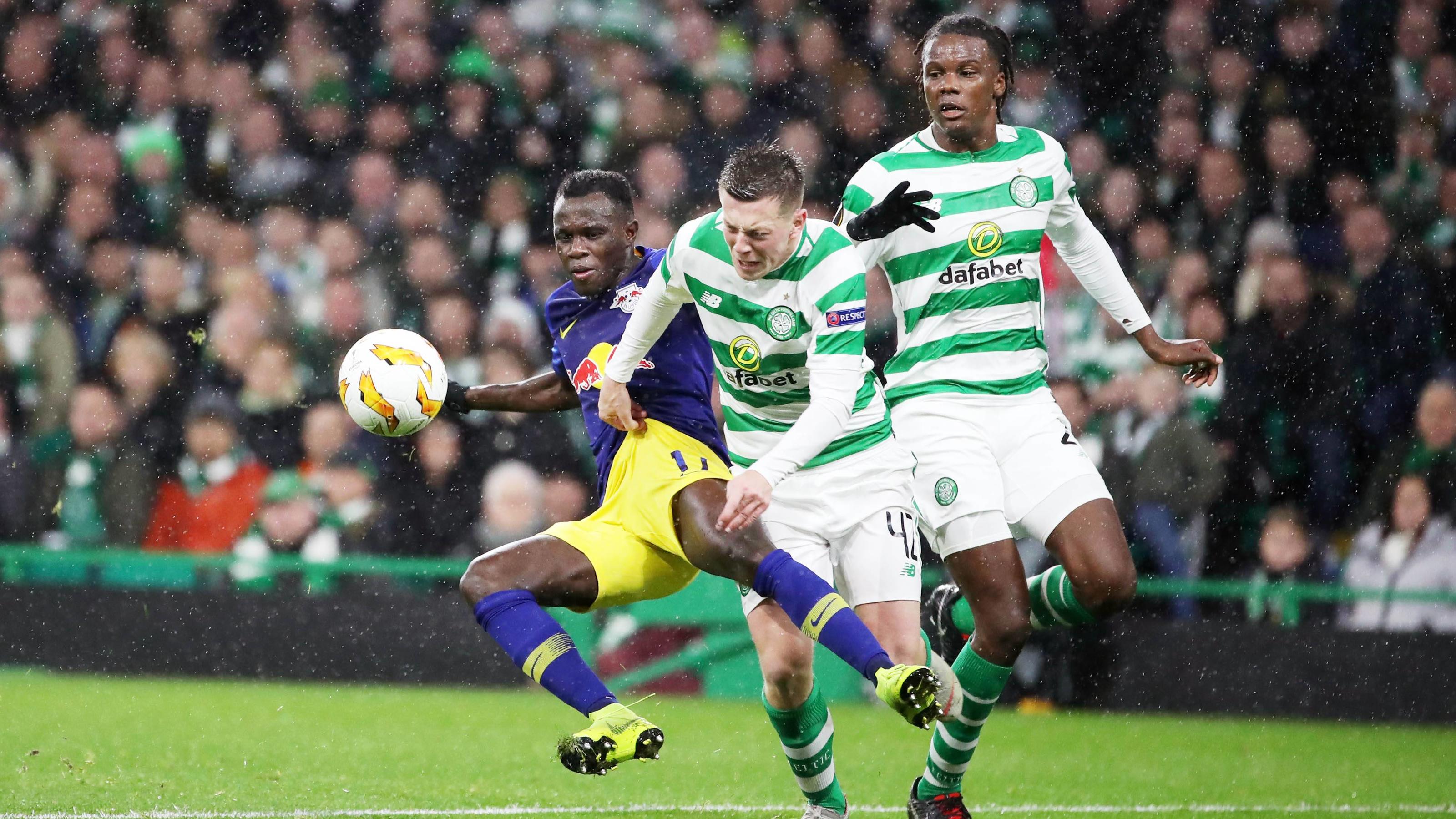 Europa League: Leipzig muss nach Celtic-Pleite bangen - Leverkusen weiter Celtic Glasgow - RB Leipzig / Fussball Euro League Glasgow, 08.11.2018, Celtic Park, Fussball, UEFA EURO EM Europameisterschaft Fussball League , Gruppe B, 4.Spieltag , Celtic Glasgow vs. RB Leipzig , Im Bild von links; Bruma (17, RB Leipzig), Callum