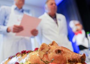 Wie in einem eigentümlichen Ritual beugen sich Männer in weißen Kitteln übe... weiterlesen