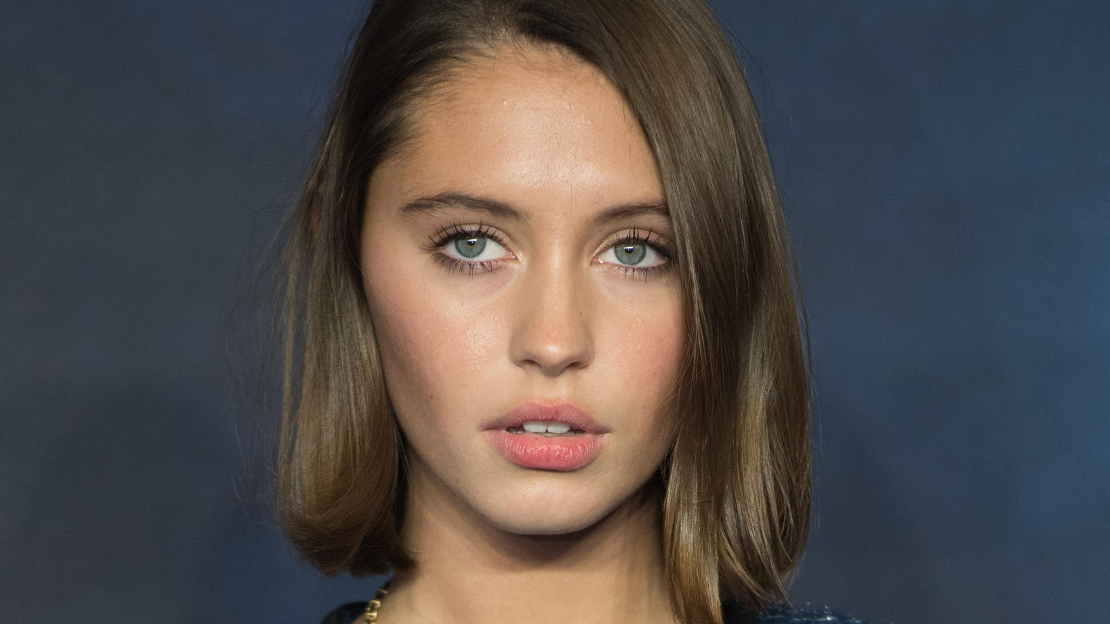 Iris Law: Erwachsener Auftritt bei der "Grindelwald"-Premiere Iris Law bei der "Grindelwald"-Premiere in London am 13. November 2018