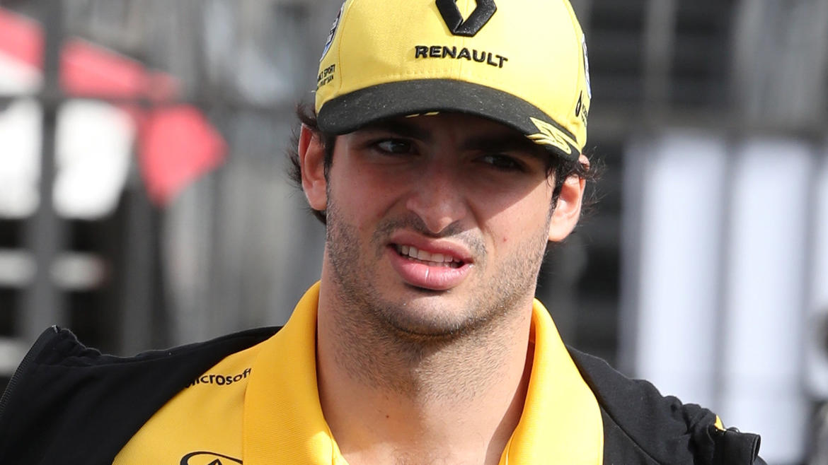 Formel-1-Pilot Carlos Sainz: Deshalb hat er vor Sebastian Vettel großen Respekt Formula One F1 - Brazilian Grand Prix - Autodromo Jose Carlos Pace, Interlagos, Sao Paulo, Brazil - November 9, 2018 Renault's Carlos Sainz Jr arrives for practice REUTERS/Paulo Whitaker