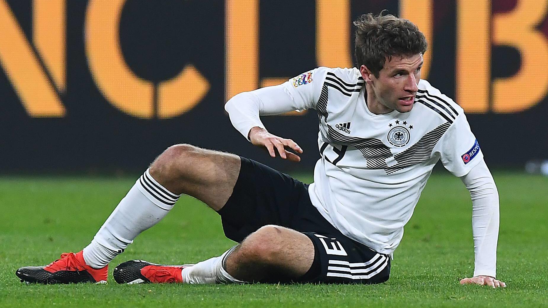 "Turbo-Mopeds" überholen Thomas Müller: Bayern-Star "wie im schlechten Film" Fußball UEFA Nations League Deutschland - Niederlande am 19.11.2018 in der Veltins Arena in Gelsenkirchen Thomas Müller ( Deutschland ) DFB regulations prohibit any use of photographs as image sequences and/or quasi-video. *** Football UEFA Nations L