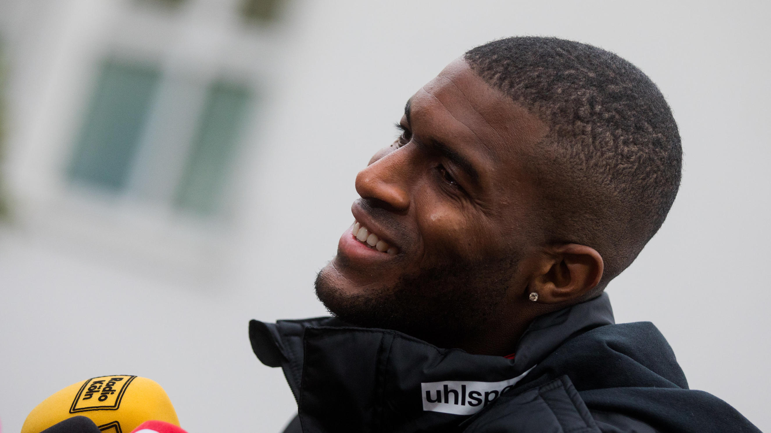 Zurück beim 1. FC Köln: Anthony Modeste bringt beim ersten Training alle zum Lachen 20.11.2018, Nordrhein-Westfalen, Köln: Anthony Modeste, Stürmer, beantwortet vor dem Training des Fußball Zweitligisten 1. FC Köln Fragen von Journalisten. Der 1. FC Köln hat Stürmer Modeste aus China zurückgeholt. Er hatte seinen ursprünglich bis 20