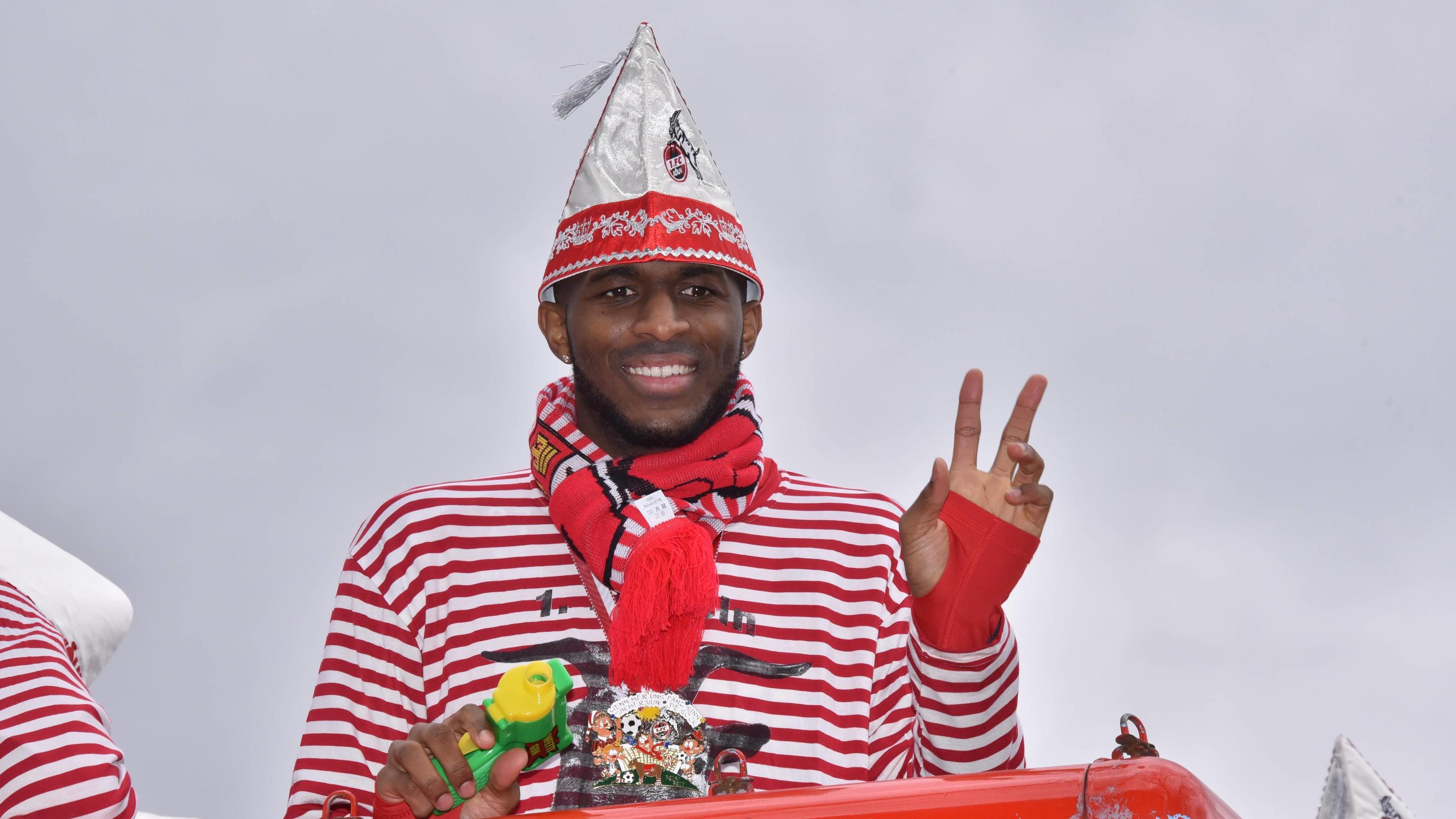 Zurück beim 1. FC Köln: Anthony Modeste bringt beim ersten Training alle zum Lachen Bilder des Tages - SPORT Die Spieler des 1. FC Köln auf einem Wagen Anthony Modeste (r) und andere am 27.02.2017 in Köln beim Rosenmontagszug. Mit den Rosenmontagszugsumzügen erreicht der Kölner Karneval seinen Höhepunkt.
