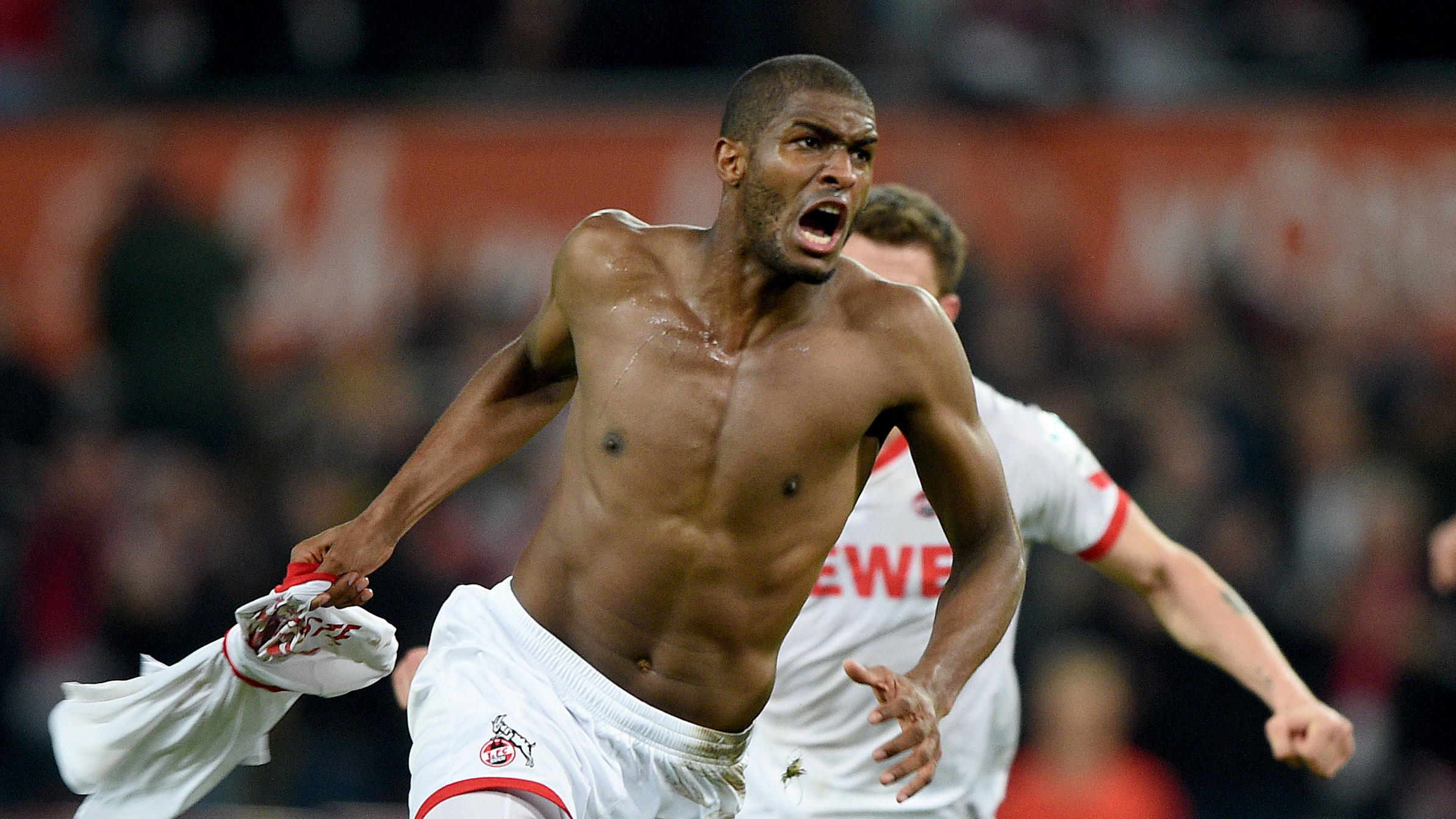 Zurück beim 1. FC Köln: Anthony Modeste bringt beim ersten Training alle zum Lachen ARCHIV - 14.12.2015, Nordrhein-Westfalen, Köln: Fußball Bundesliga - 17. Spieltag: 1. FC Köln - Borussia Dortmund im RheinEnergie-Stadion. Kölns Anthony Modeste jubelt über seinen Treffer zum 2:1. Der 30 Jahre alte Angreifer habe einen Vertrag bis 30