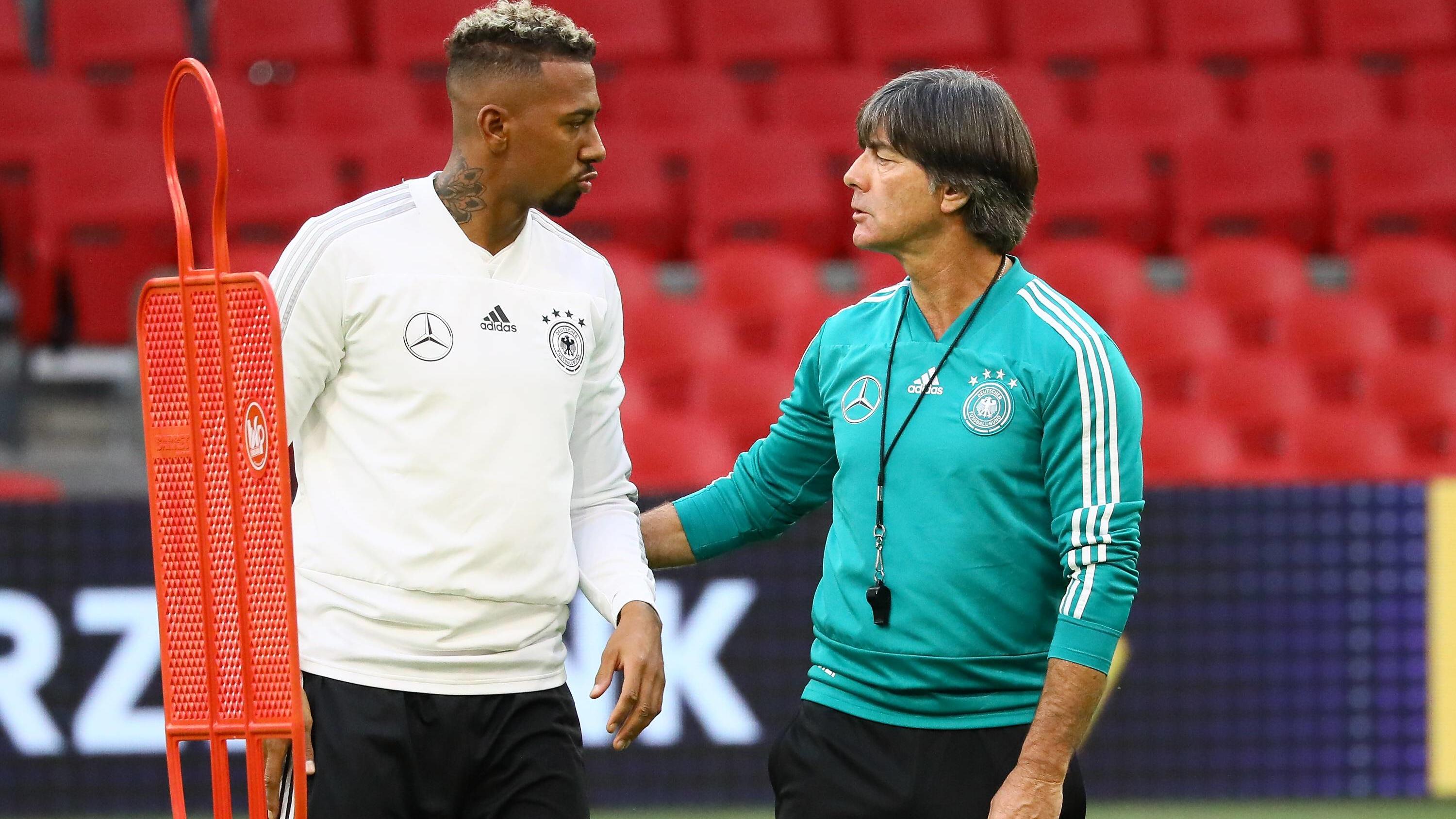 Umbruch in der Nationalmannschaft: Jérôme Boateng 'droht' seinen jungen Abwehr-Rivalen Bundestrainer Joachim Loew (Deutschland Germany) mit Jerome Boateng (Deutschland Germany) - 12.10.2018: Abschlusstraining der Deutschen Nationalmannschaft vor dem UEFA Nations League Spiel gegen die Niederlande *** National coach Joachim Loew Germany