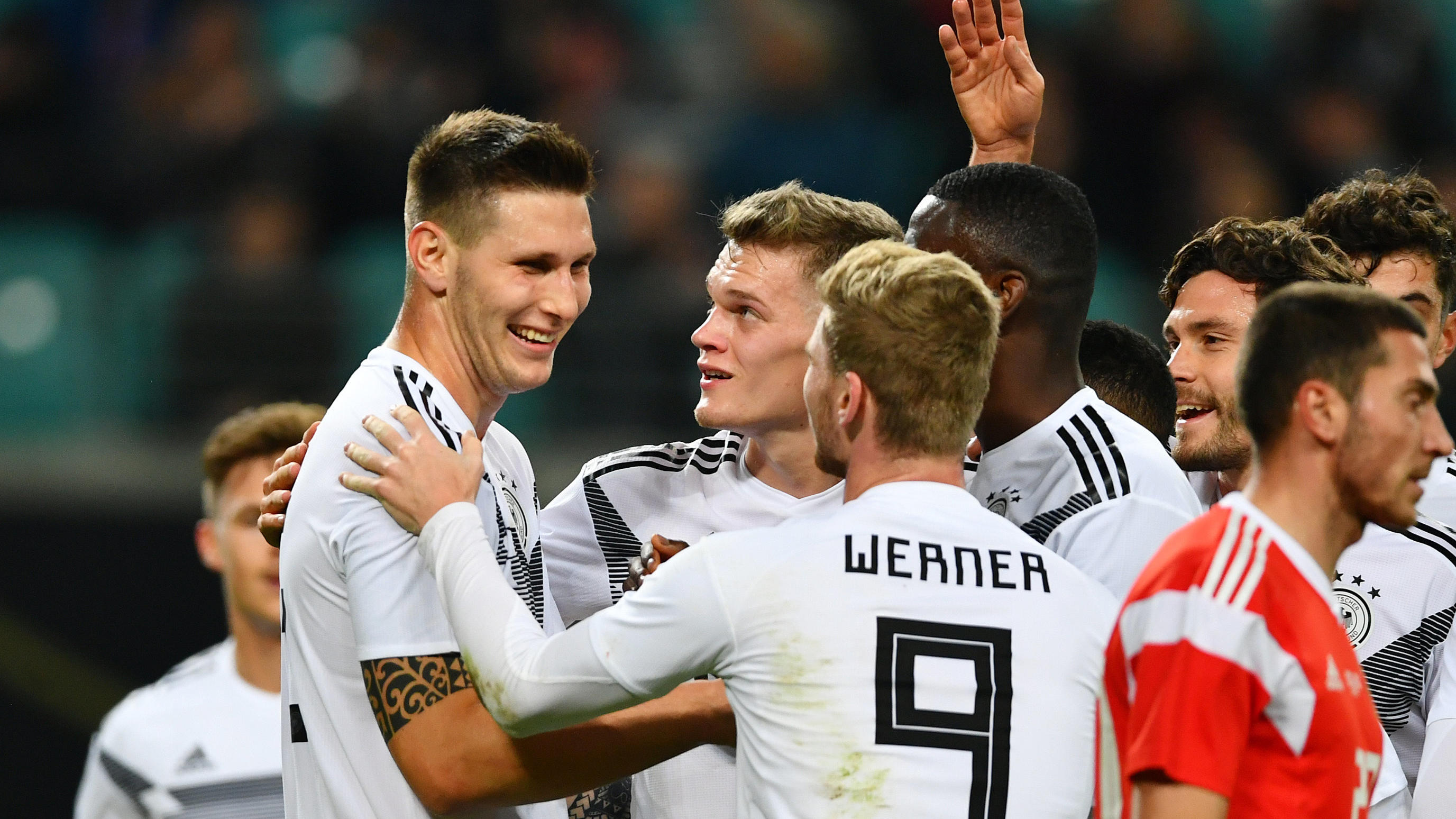 Umbruch in der Nationalmannschaft: Jérôme Boateng 'droht' seinen jungen Abwehr-Rivalen 15.11.2018, Sachsen, Leipzig: Fußball: Länderspiele, Deutschland - Russland in der RB Arena. Torschütze Niklas Süle (l) aus Deutschland wird nach dem 2:0 von seinen Mitspielern Matthias Ginter (m) und Timo Werner umjubelt. WICHTIGER HINWEIS: Gemäß de