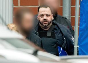 Empathielos und eiskalt - so beschreibt sich der wegen 100-fachen Mordes an... weiterlesen