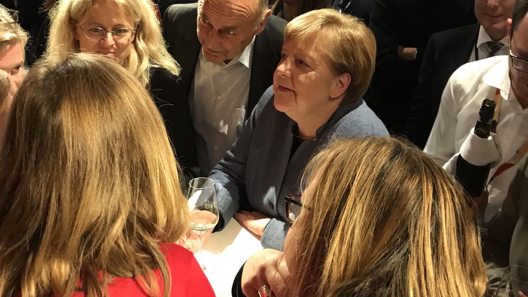 Angela Merkel beim CDU-Parteitag in Hamburg: Nur ein Glas Weißwein für die Kanzlerin Angela Merkel und Medienvertreter