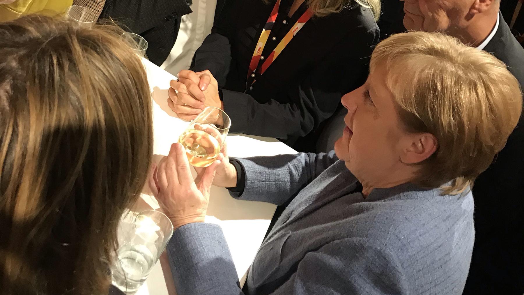 Angela Merkel beim CDU-Parteitag in Hamburg: Nur ein Glas Weißwein für die Kanzlerin Merkel und Medienvertreter