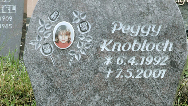 Auf einem Friedhof in Nordhalben steht am Donnerstag der Grabstein der damals 9-jährigen Peggy Knobloch aus Lichtenberg. Das Mädchen ist seit dem