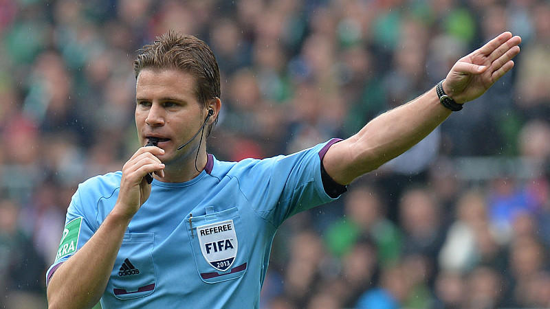 WM 2018: Bunt gemischt ARCHIV - Schiedsrichter Felix Brych gestikuliert am 14.09.2013 während des Spiels Werder Bremen gegen Eintracht Frankfurt. Foto: Carmen Jaspersen/dpa (zu dpa «Schiedsrichter Brych nach Phantom-Tor: «Ich hatte leichte Zweifel»» vom 18.10.2013) +++(c)